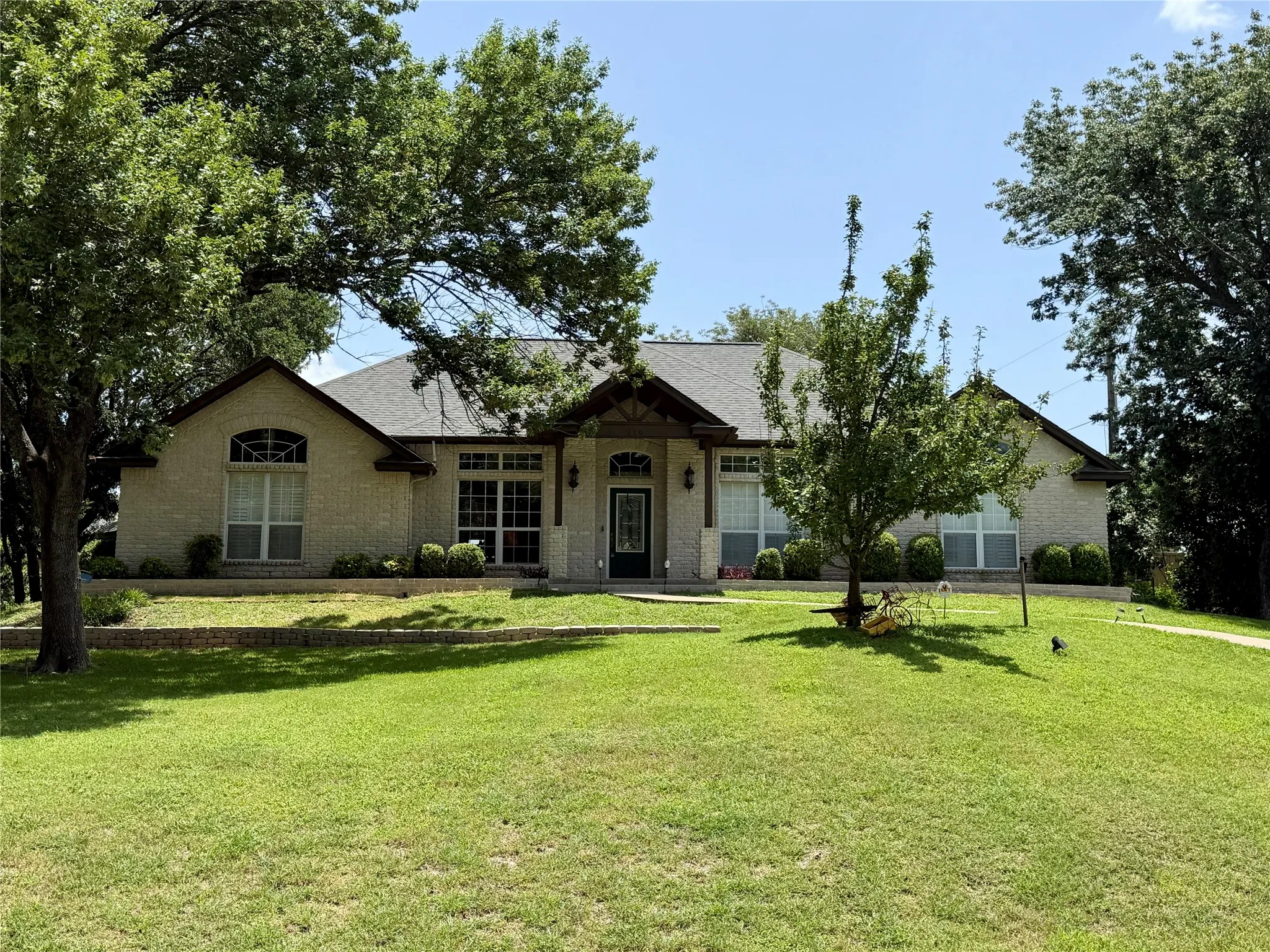 Single Family Residence For Sale in Ellis County , 110 Pecan Valley Lane, Waxahachie, Texas 75165, 4 Bedroom, 3 Bathroom, 2 Garage spaces, 2,548 Sqft, built in 1999, mls#21332646, Real Estate Agent in Waxahachie, Homes For Sale in Ellis county, Homes For Sale in Waxahachie, Realtor in Waxahachie Texas, Real Estate Brokerage Independent Realty Texas, Luminita Cordes Realtor