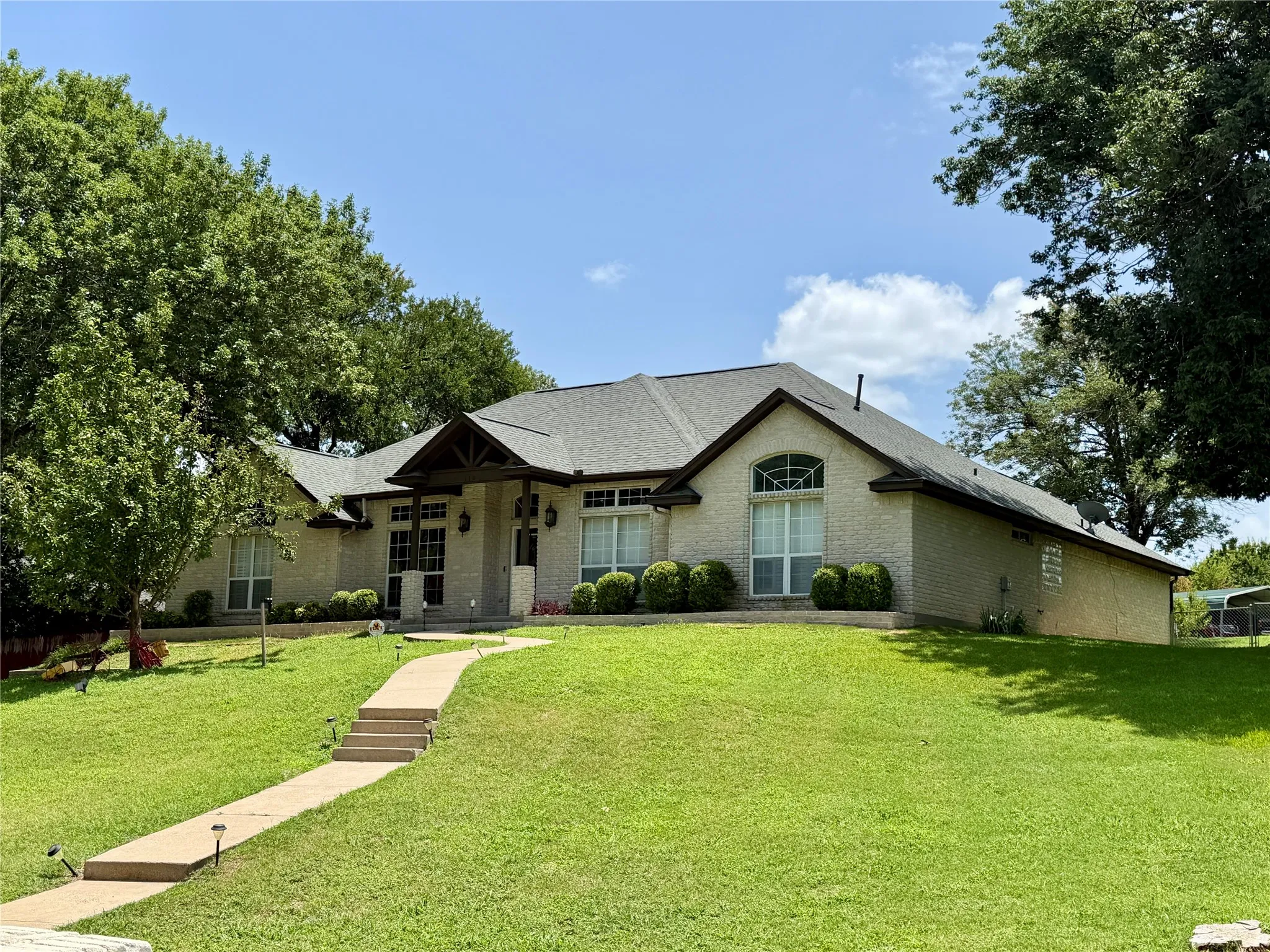 Single Family Residence For Sale in Ellis County , 110 Pecan Valley Lane, Waxahachie, Texas 75165, 4 Bedroom, 3 Bathroom, 2 Garage spaces, 2,548 Sqft, built in 1999, mls#21332646, Real Estate Agent in Waxahachie, Homes For Sale in Ellis county, Homes For Sale in Waxahachie, Realtor in Waxahachie Texas, Real Estate Brokerage Independent Realty Texas, Luminita Cordes Realtor