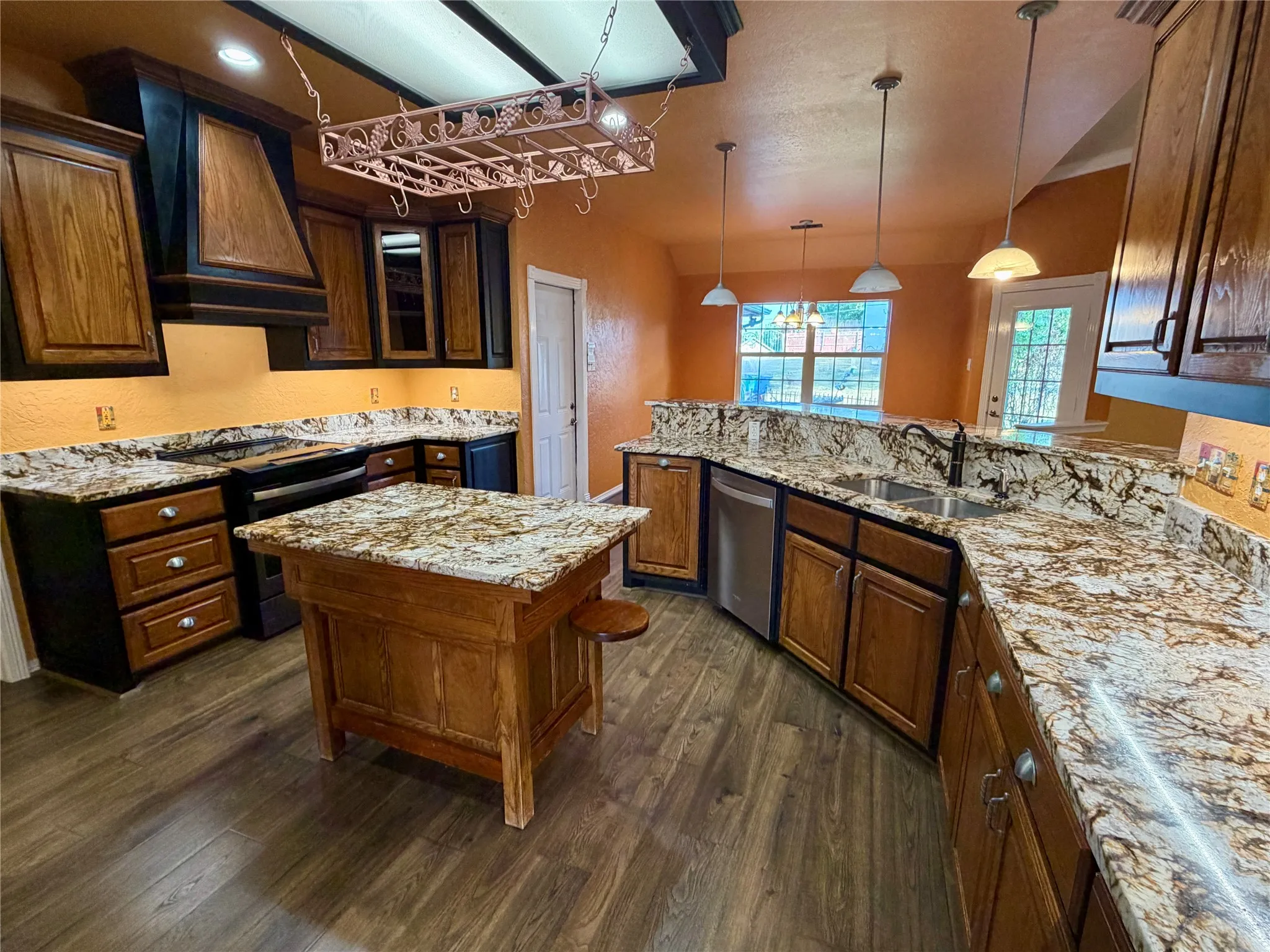 Single Family Residence For Sale in Ellis County , 110 Pecan Valley Lane, Waxahachie, Texas 75165, 4 Bedroom, 3 Bathroom, 2 Garage spaces, 2,548 Sqft, built in 1999, mls#21332646, Real Estate Agent in Waxahachie, Homes For Sale in Ellis county, Homes For Sale in Waxahachie, Realtor in Waxahachie Texas, Real Estate Brokerage Independent Realty Texas, Luminita Cordes Realtor