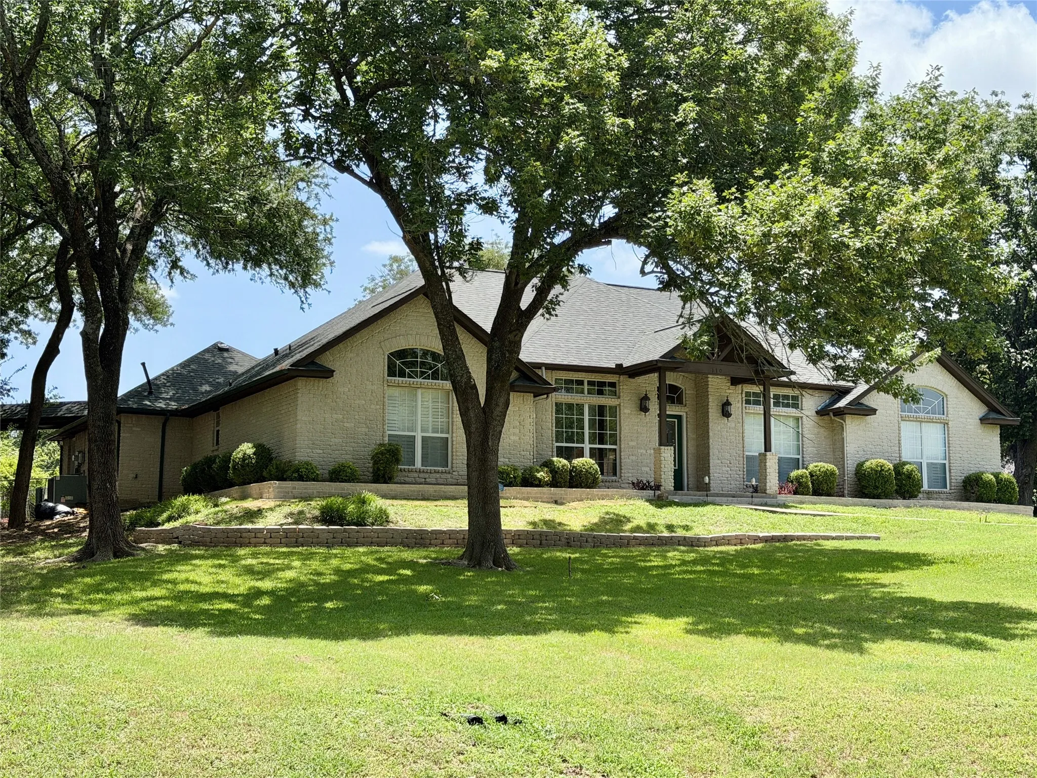 Single Family Residence For Sale in Ellis County , 110 Pecan Valley Lane, Waxahachie, Texas 75165, 4 Bedroom, 3 Bathroom, 2 Garage spaces, 2,548 Sqft, built in 1999, mls#21332646, Real Estate Agent in Waxahachie, Homes For Sale in Ellis county, Homes For Sale in Waxahachie, Realtor in Waxahachie Texas, Real Estate Brokerage Independent Realty Texas, Luminita Cordes Realtor