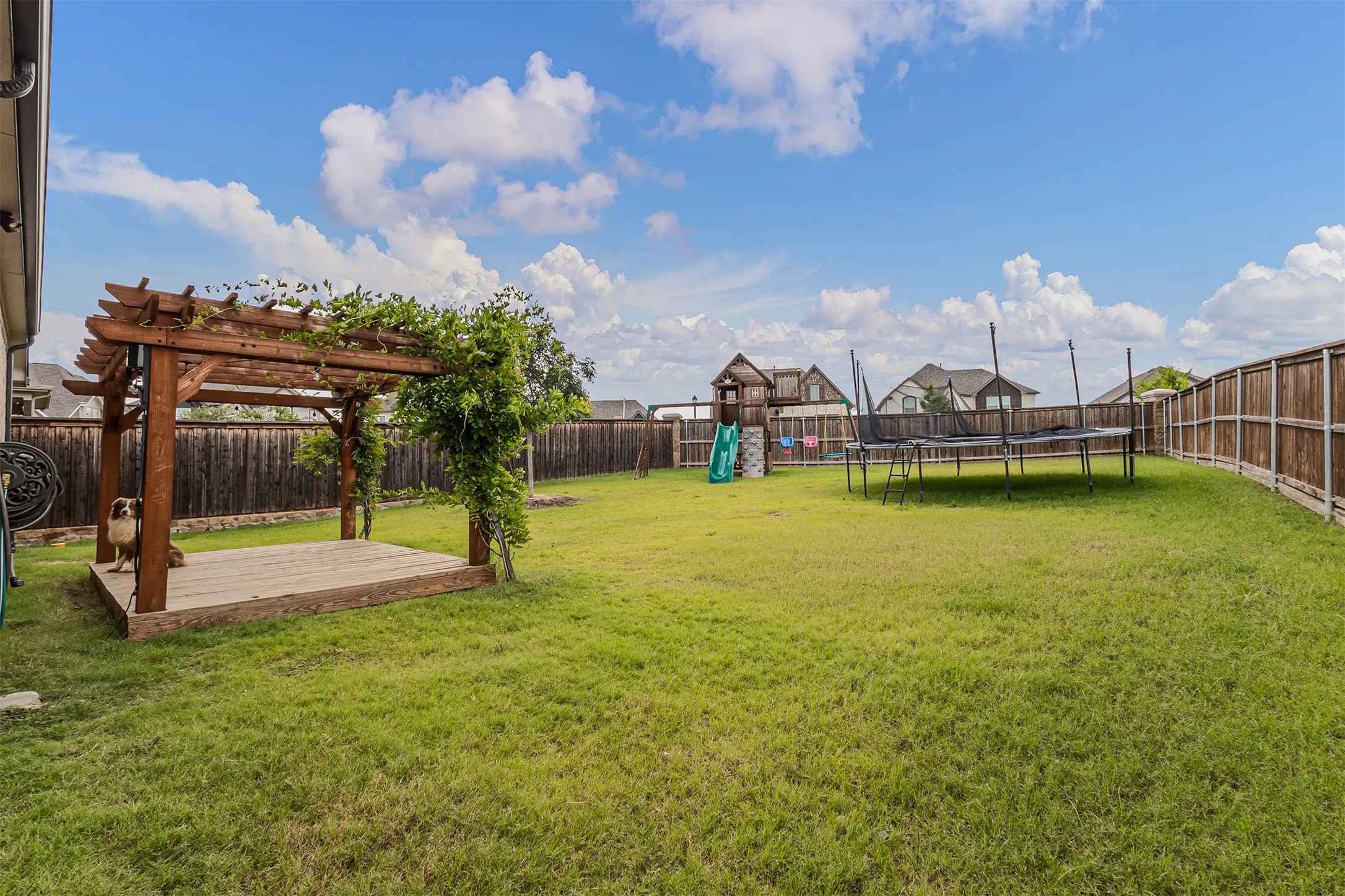 Huge backyard with pergola