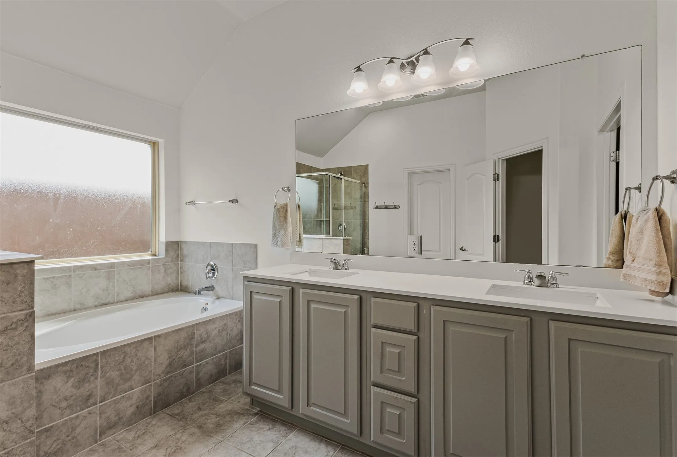 Primary ensuite bath dual sinks