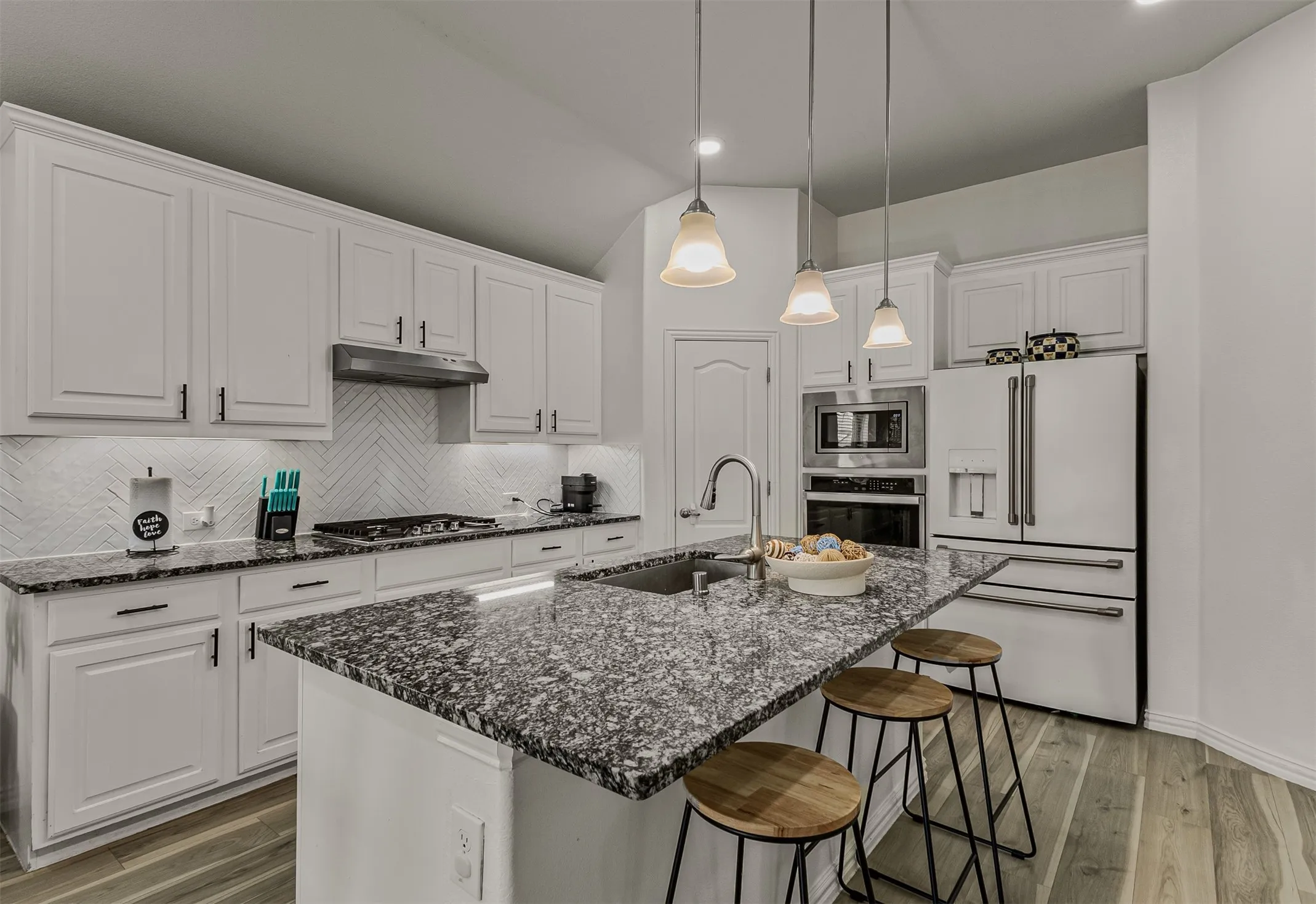 Granite counters, gas cooktop