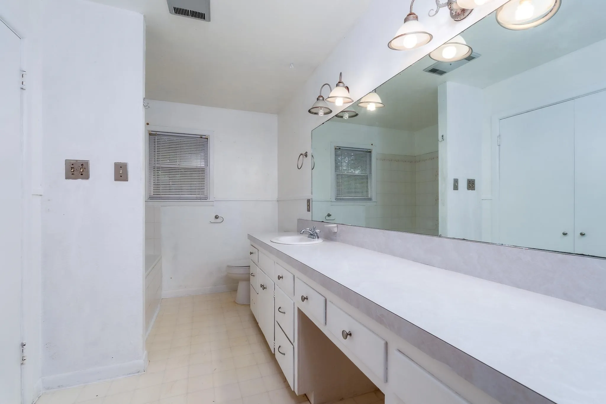 Single Family Residence For Sale in Taylor County , 780 Rosewood Drive, Abilene, Texas 79603, 3 Bedroom, 2 Bathroom, 2 Garage spaces, 2,025 Sqft, built in 1959, mls#21333905, Real Estate Agent in Abilene, Homes For Sale in Taylor county, Homes For Sale in Abilene, Realtor in Abilene Texas, Real Estate Brokerage Independent Realty Texas, Luminita Cordes Realtor