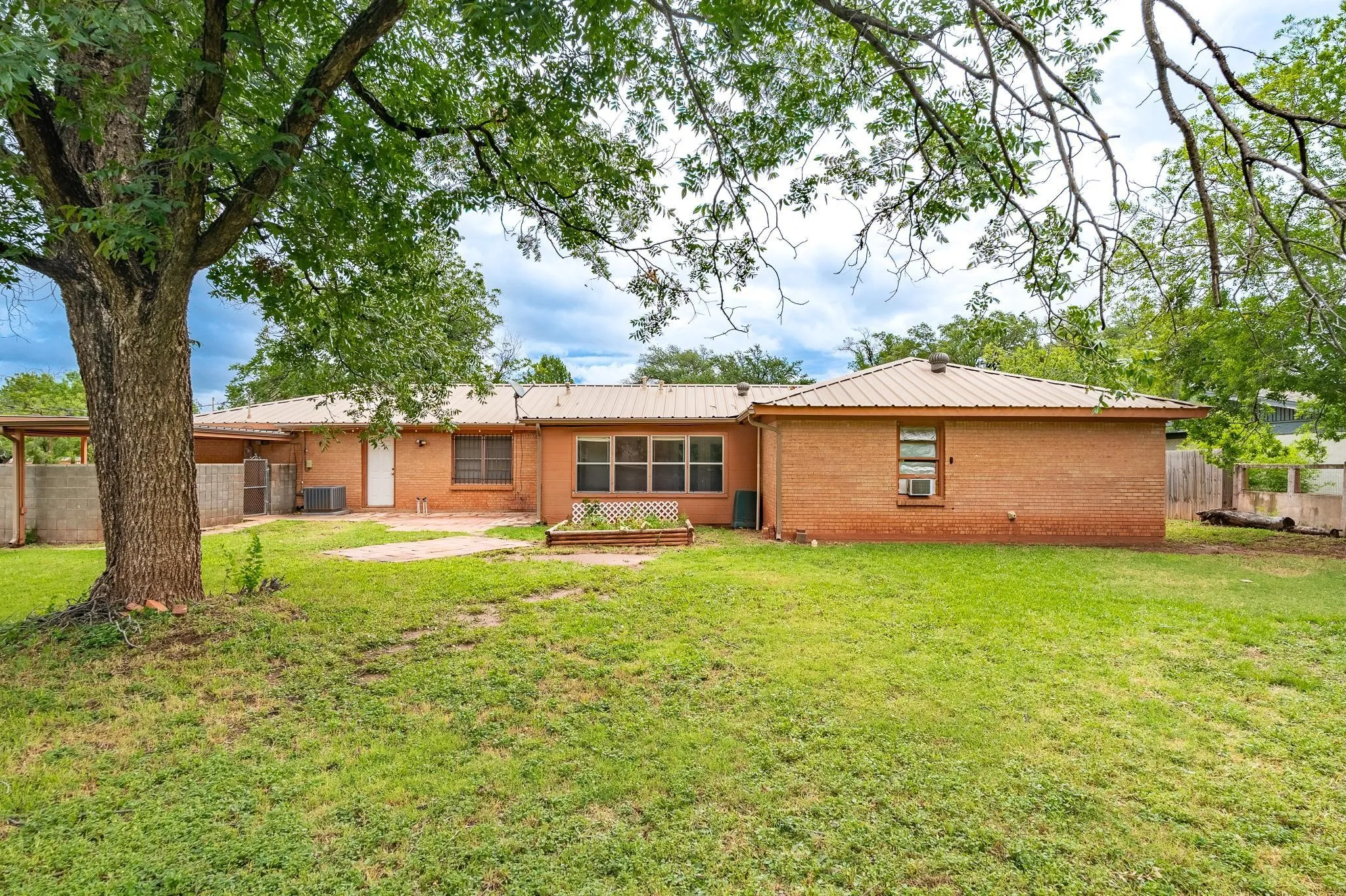Single Family Residence For Sale in Taylor County , 780 Rosewood Drive, Abilene, Texas 79603, 3 Bedroom, 2 Bathroom, 2 Garage spaces, 2,025 Sqft, built in 1959, mls#21333905, Real Estate Agent in Abilene, Homes For Sale in Taylor county, Homes For Sale in Abilene, Realtor in Abilene Texas, Real Estate Brokerage Independent Realty Texas, Luminita Cordes Realtor