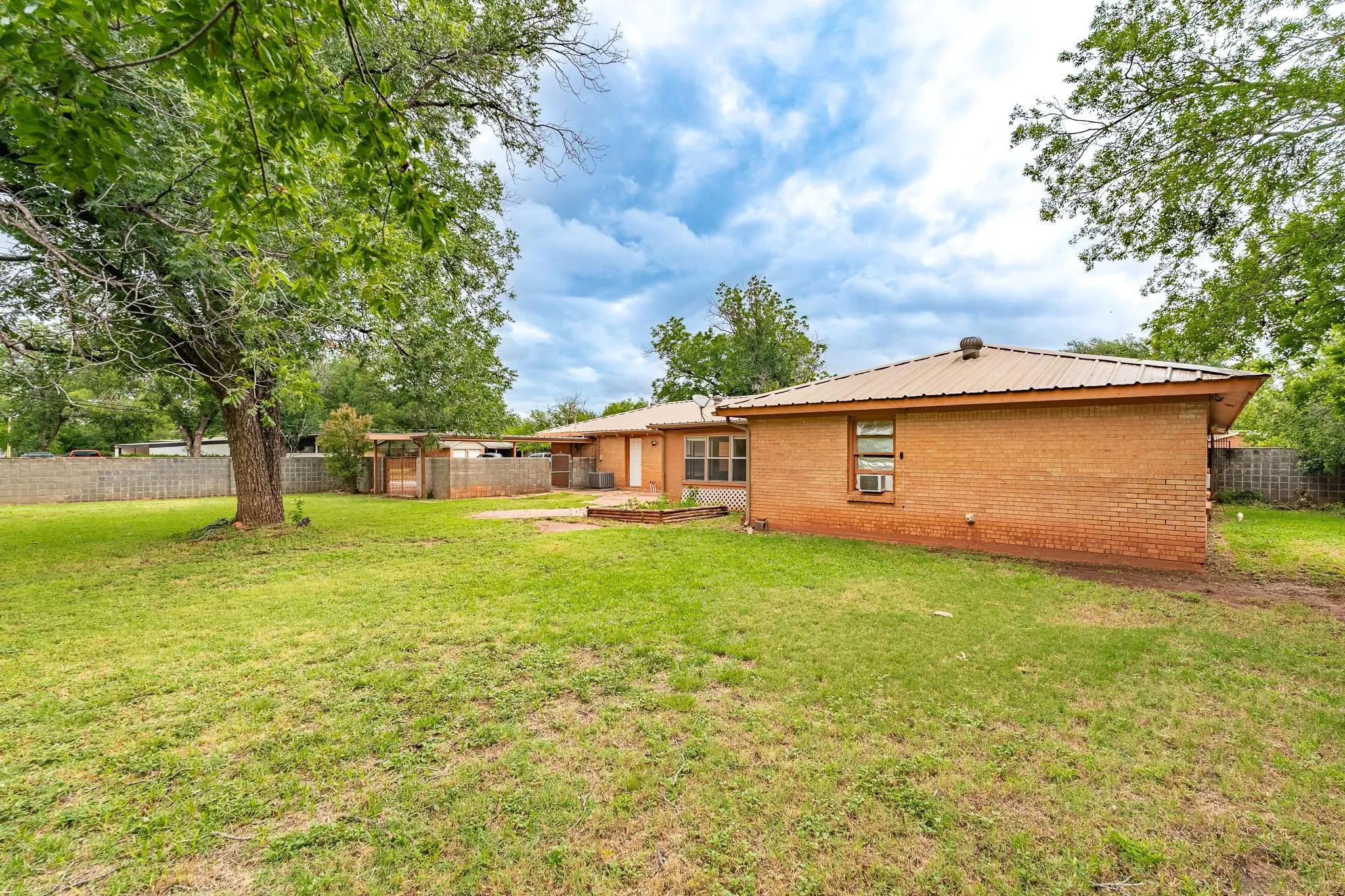 Single Family Residence For Sale in Taylor County , 780 Rosewood Drive, Abilene, Texas 79603, 3 Bedroom, 2 Bathroom, 2 Garage spaces, 2,025 Sqft, built in 1959, mls#21333905, Real Estate Agent in Abilene, Homes For Sale in Taylor county, Homes For Sale in Abilene, Realtor in Abilene Texas, Real Estate Brokerage Independent Realty Texas, Luminita Cordes Realtor