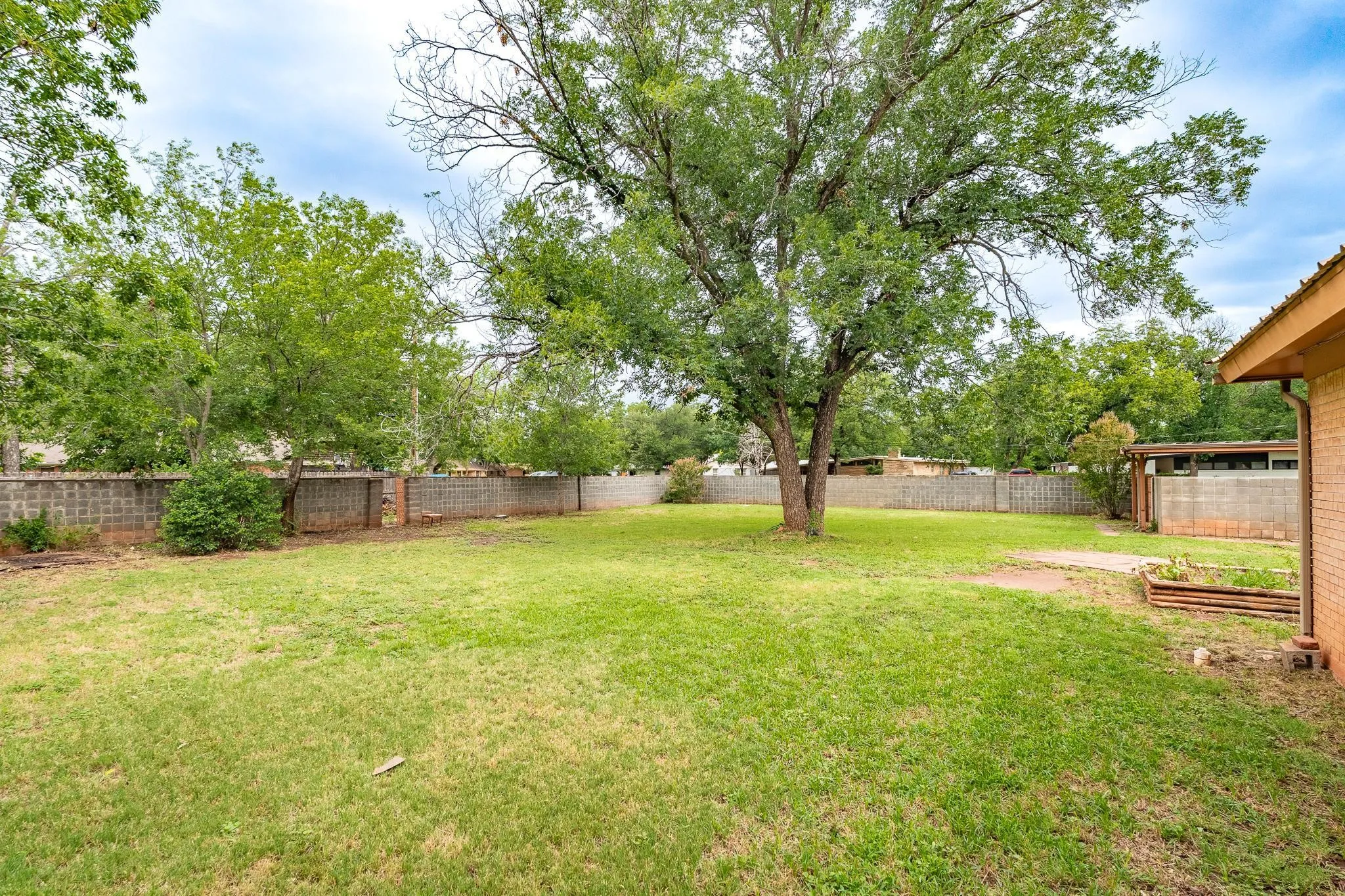 Single Family Residence For Sale in Taylor County , 780 Rosewood Drive, Abilene, Texas 79603, 3 Bedroom, 2 Bathroom, 2 Garage spaces, 2,025 Sqft, built in 1959, mls#21333905, Real Estate Agent in Abilene, Homes For Sale in Taylor county, Homes For Sale in Abilene, Realtor in Abilene Texas, Real Estate Brokerage Independent Realty Texas, Luminita Cordes Realtor