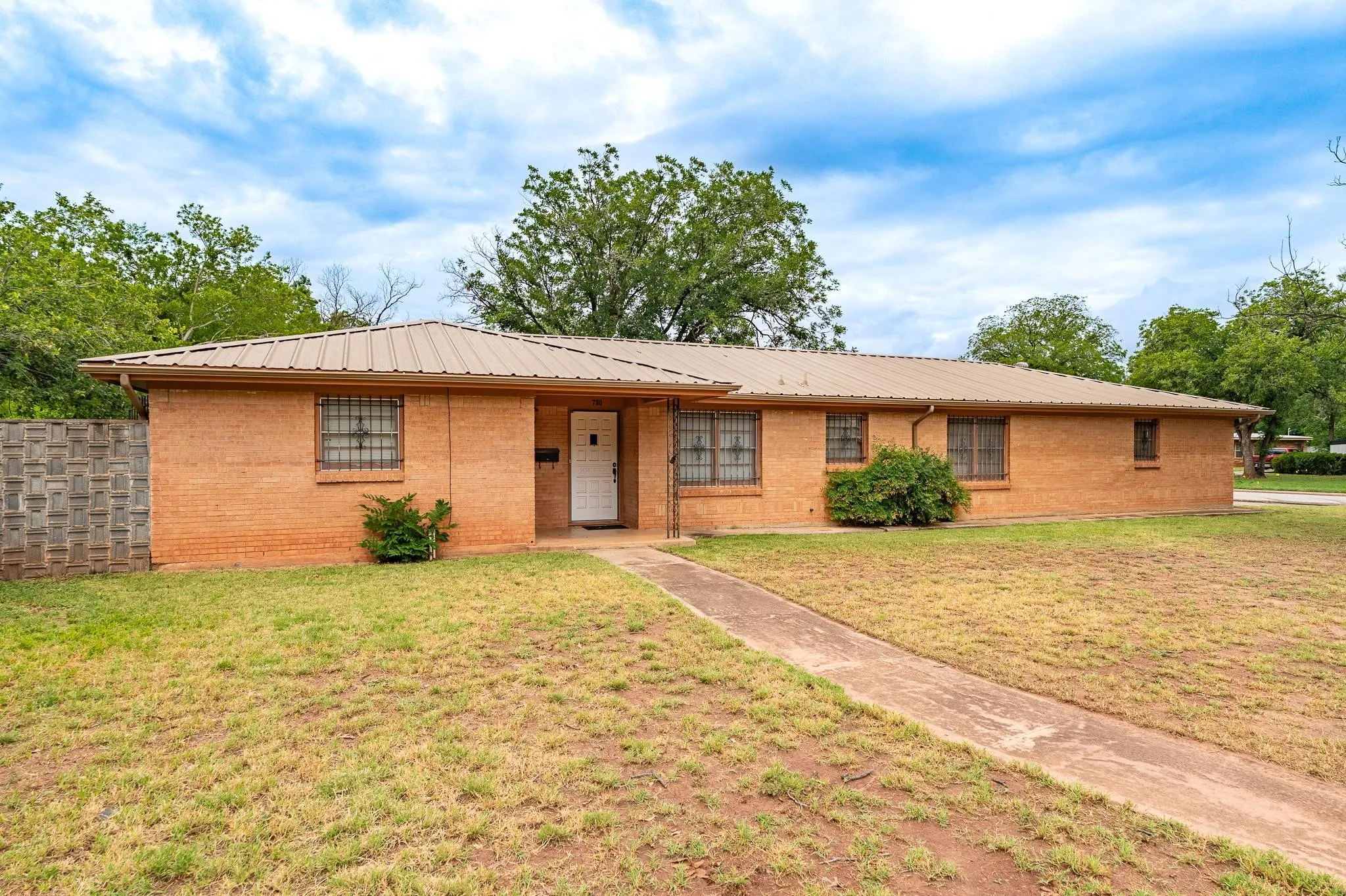 Single Family Residence For Sale in Taylor County , 780 Rosewood Drive, Abilene, Texas 79603, 3 Bedroom, 2 Bathroom, 2 Garage spaces, 2,025 Sqft, built in 1959, mls#21333905, Real Estate Agent in Abilene, Homes For Sale in Taylor county, Homes For Sale in Abilene, Realtor in Abilene Texas, Real Estate Brokerage Independent Realty Texas, Luminita Cordes Realtor