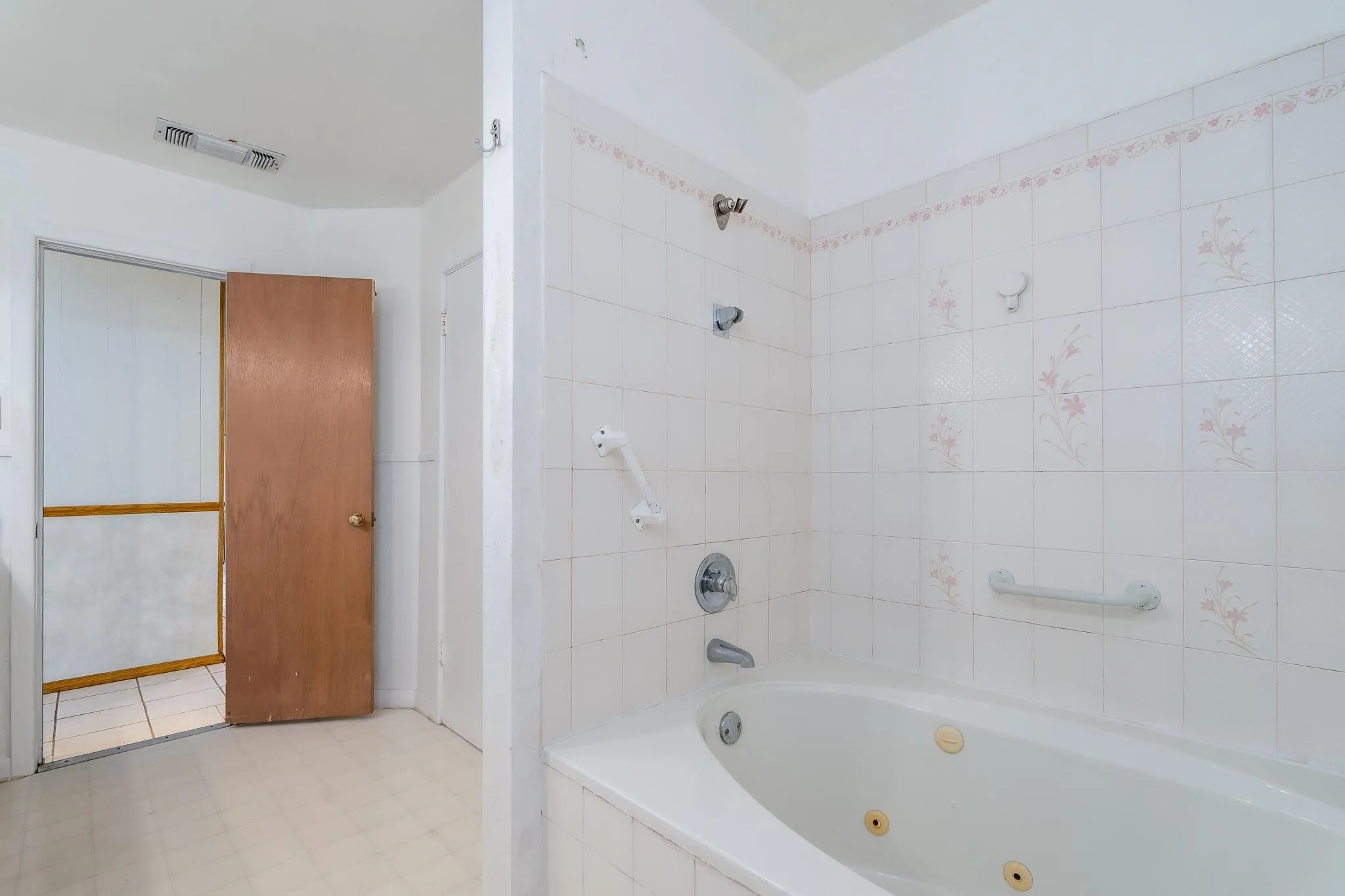 Single Family Residence For Sale in Taylor County , 780 Rosewood Drive, Abilene, Texas 79603, 3 Bedroom, 2 Bathroom, 2 Garage spaces, 2,025 Sqft, built in 1959, mls#21333905, Real Estate Agent in Abilene, Homes For Sale in Taylor county, Homes For Sale in Abilene, Realtor in Abilene Texas, Real Estate Brokerage Independent Realty Texas, Luminita Cordes Realtor