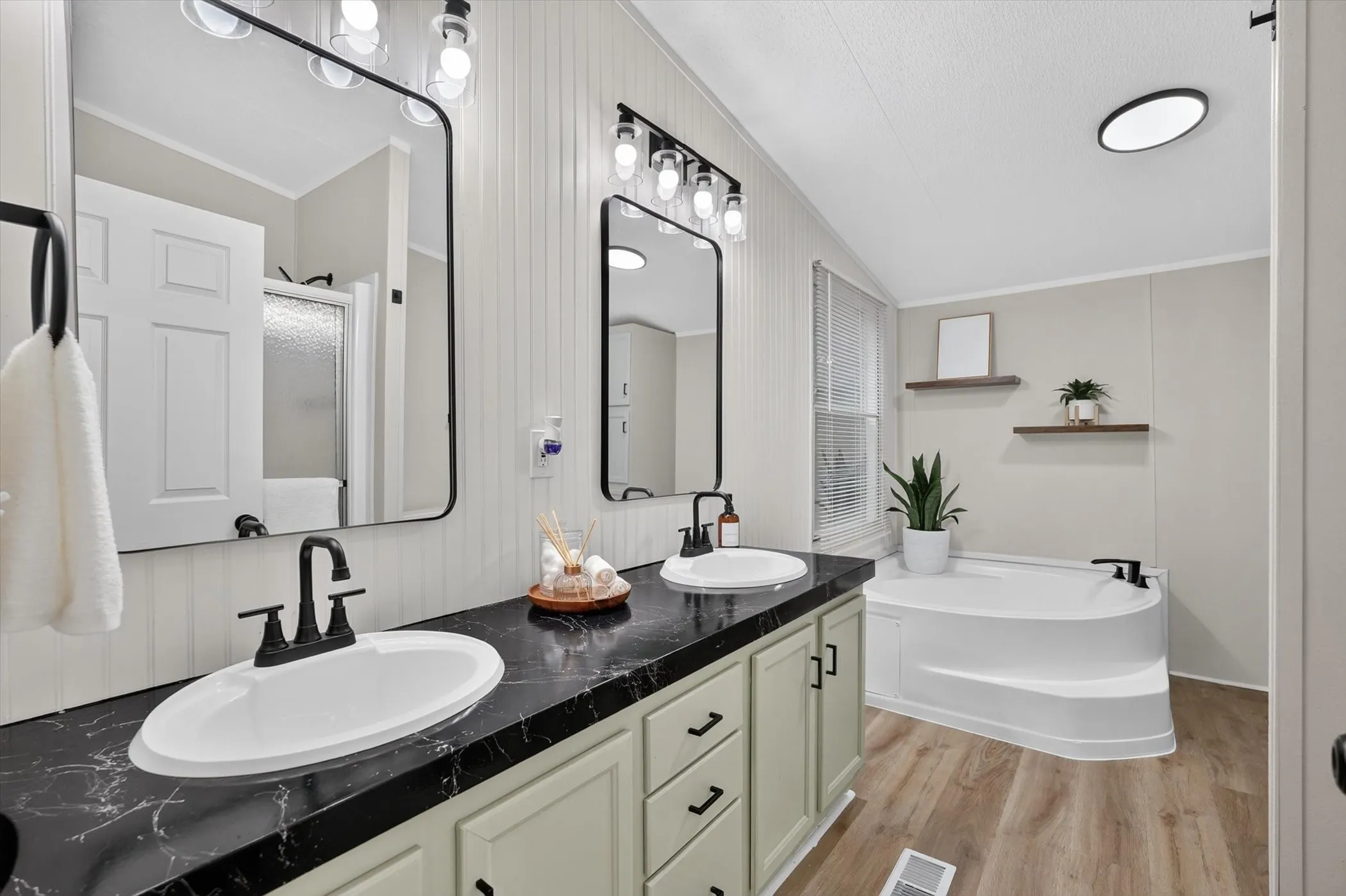 Mobile Home For Sale in Kaufman County , 20579 County Road 331, Quinlan, Texas 75474, 4 Bedroom, 2 Bathroom, Garage spaces, 1,913 Sqft, built in 2005, mls#21332361, Real Estate Agent in Quinlan, Homes For Sale in Kaufman county, Homes For Sale in Quinlan, Realtor in Quinlan Texas, Real Estate Brokerage Independent Realty Texas, Luminita Cordes Realtor