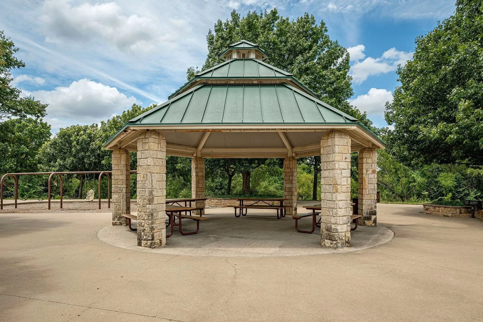 Single Family Residence For Sale in Collin County , 9304 Leesburg Court, Mc Kinney, Texas 75071, 4 Bedroom, 3 Bathroom, 2 Garage spaces, 2,547 Sqft, built in 2002, mls#21329289, Real Estate Agent in Mc Kinney, Homes For Sale in Collin county, Homes For Sale in Mc Kinney, Realtor in Mc Kinney Texas, Real Estate Brokerage Independent Realty Texas, Luminita Cordes Realtor