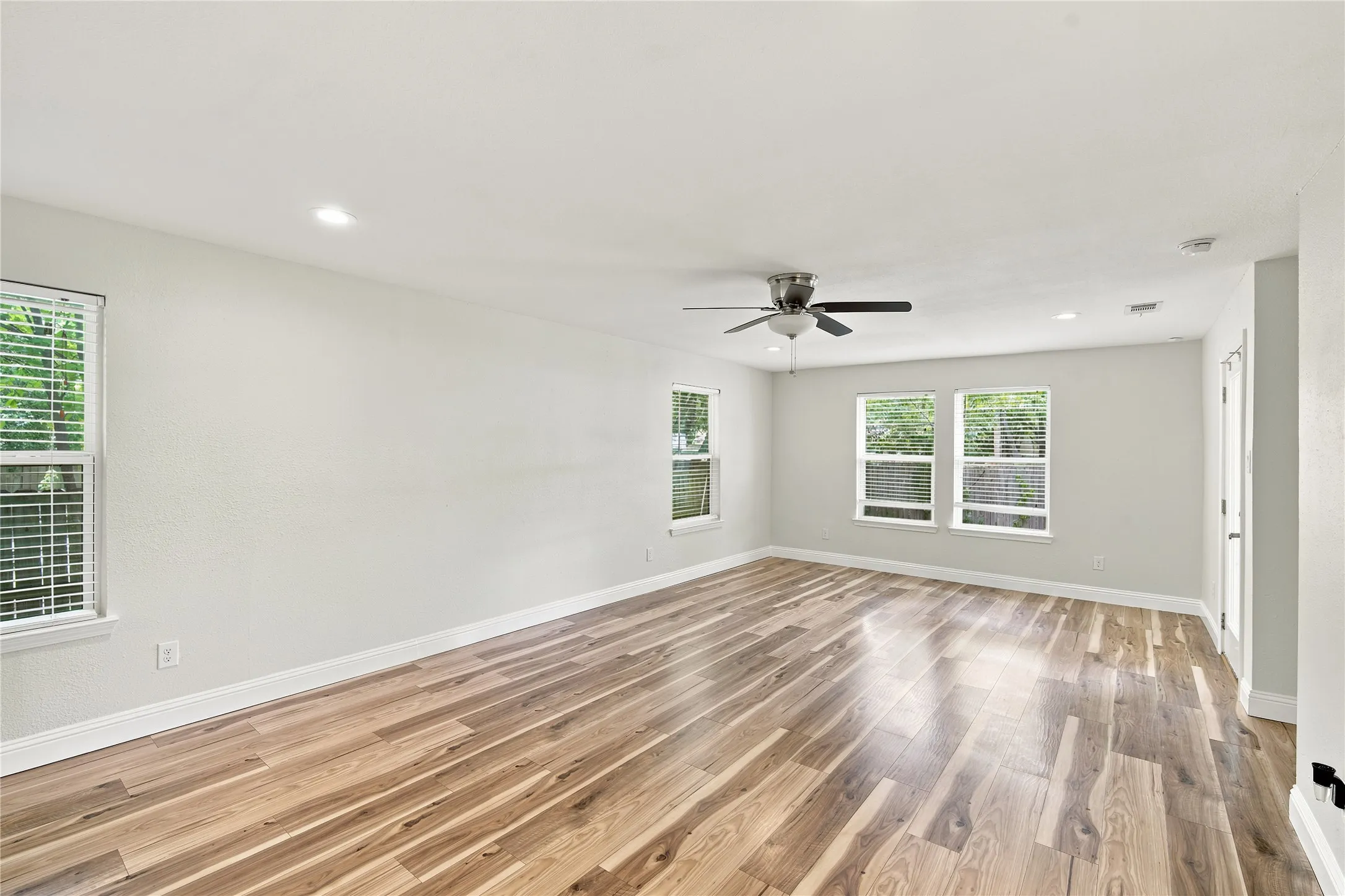 Single Family Residence For Sale in Dallas County , 10547 Cayuga Drive, Dallas, Texas 75228, 4 Bedroom, 2 Bathroom, 1 Garage spaces, 1,894 Sqft, built in 1951, mls#21332569, Real Estate Agent in Dallas, Homes For Sale in Dallas county, Homes For Sale in Dallas, Realtor in Dallas Texas, Real Estate Brokerage Independent Realty Texas, Luminita Cordes Realtor