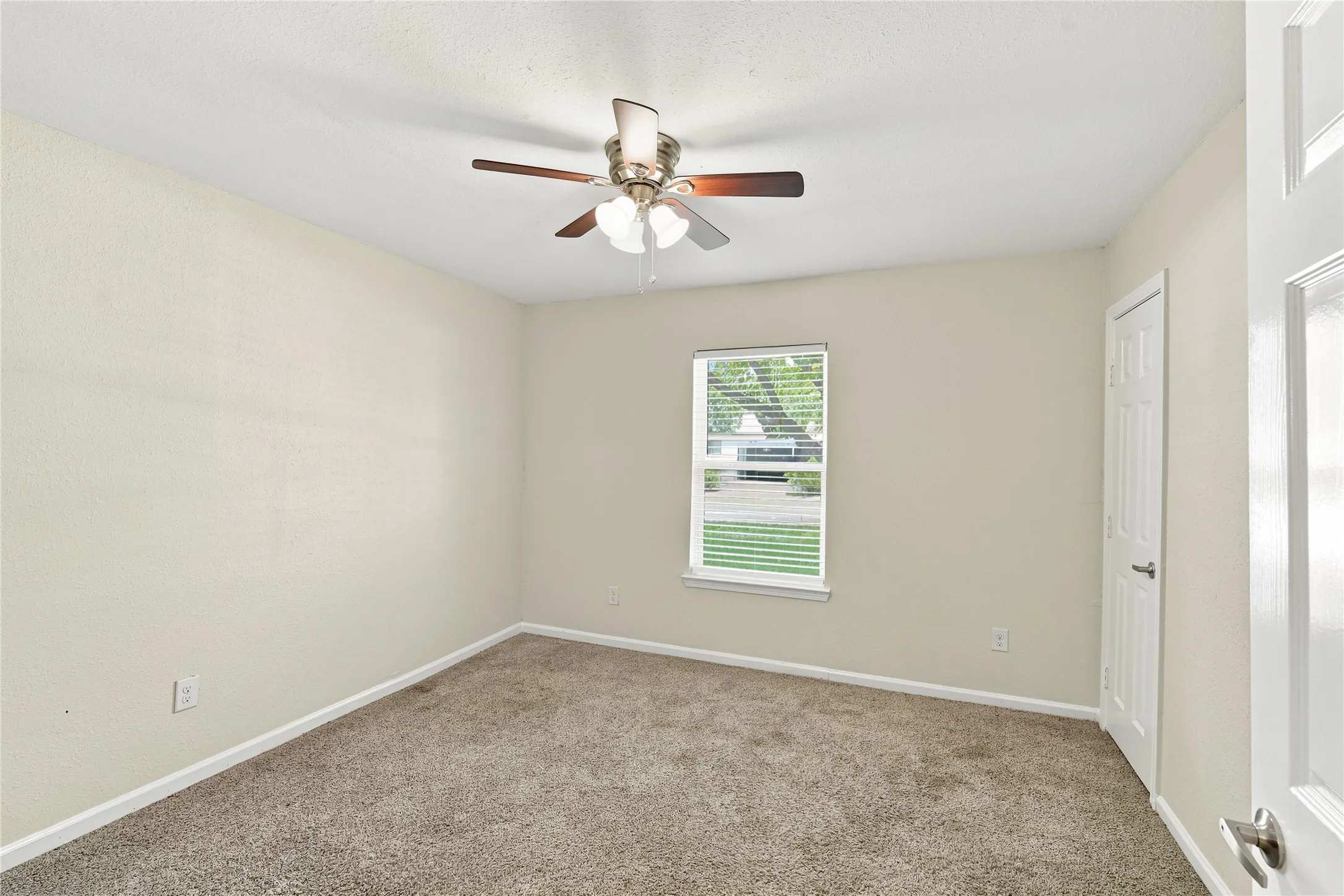 Single Family Residence For Sale in Dallas County , 10547 Cayuga Drive, Dallas, Texas 75228, 4 Bedroom, 2 Bathroom, 1 Garage spaces, 1,894 Sqft, built in 1951, mls#21332569, Real Estate Agent in Dallas, Homes For Sale in Dallas county, Homes For Sale in Dallas, Realtor in Dallas Texas, Real Estate Brokerage Independent Realty Texas, Luminita Cordes Realtor