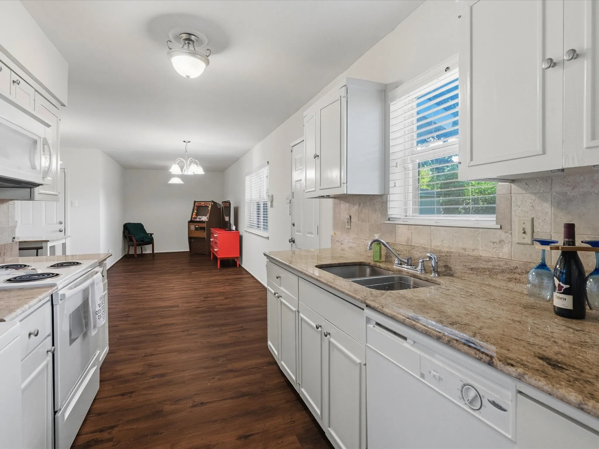 Single Family Residence For Sale in Dallas County , 4050 Salem Drive, Garland, Texas 75043, 3 Bedroom, 1 Bathroom, 1 Garage spaces, 1,261 Sqft, built in 1971, mls#21334042, Real Estate Agent in Garland, Homes For Sale in Dallas county, Homes For Sale in Garland, Realtor in Garland Texas, Real Estate Brokerage Independent Realty Texas, Luminita Cordes Realtor