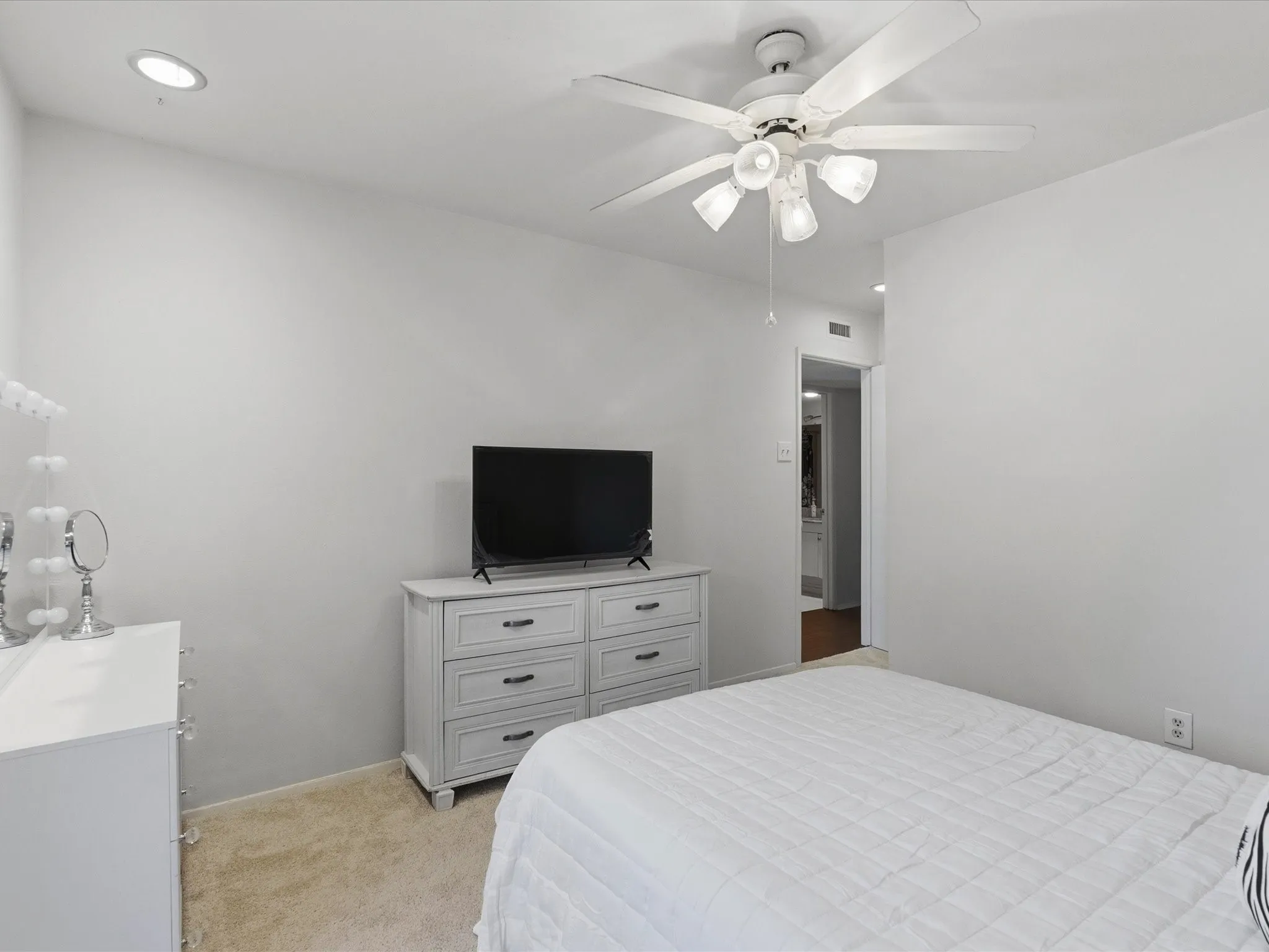 Single Family Residence For Sale in Dallas County , 4050 Salem Drive, Garland, Texas 75043, 3 Bedroom, 1 Bathroom, 1 Garage spaces, 1,261 Sqft, built in 1971, mls#21334042, Real Estate Agent in Garland, Homes For Sale in Dallas county, Homes For Sale in Garland, Realtor in Garland Texas, Real Estate Brokerage Independent Realty Texas, Luminita Cordes Realtor