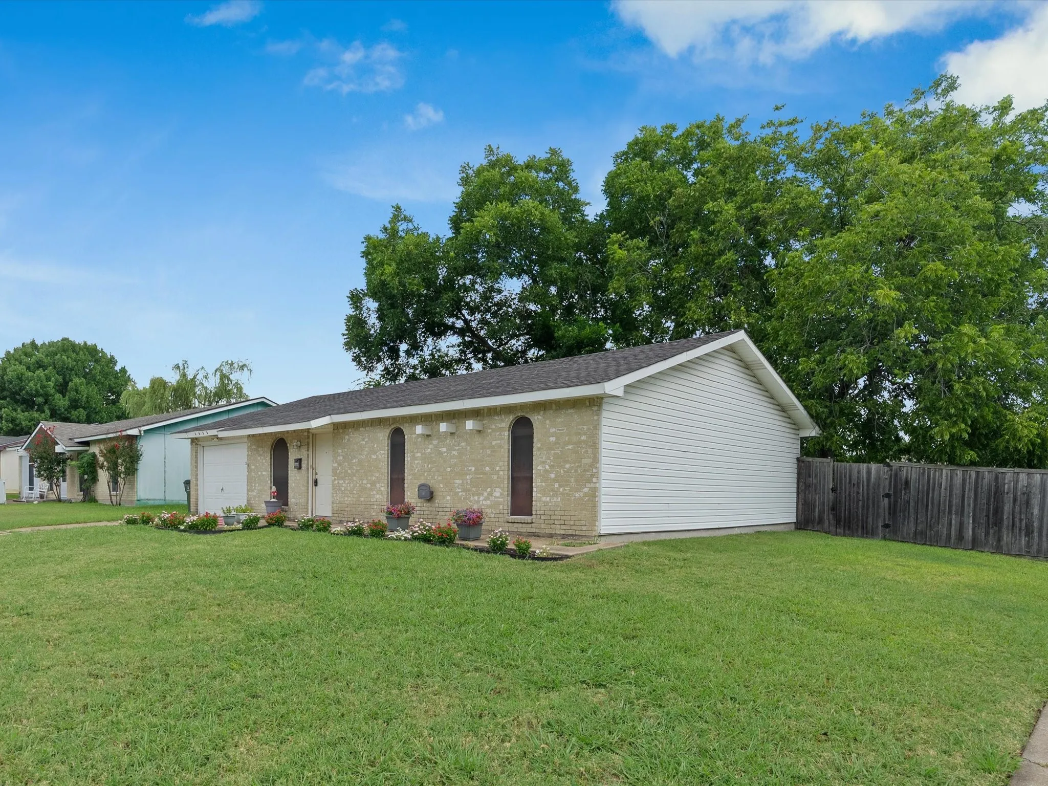 Single Family Residence For Sale in Dallas County , 4050 Salem Drive, Garland, Texas 75043, 3 Bedroom, 1 Bathroom, 1 Garage spaces, 1,261 Sqft, built in 1971, mls#21334042, Real Estate Agent in Garland, Homes For Sale in Dallas county, Homes For Sale in Garland, Realtor in Garland Texas, Real Estate Brokerage Independent Realty Texas, Luminita Cordes Realtor