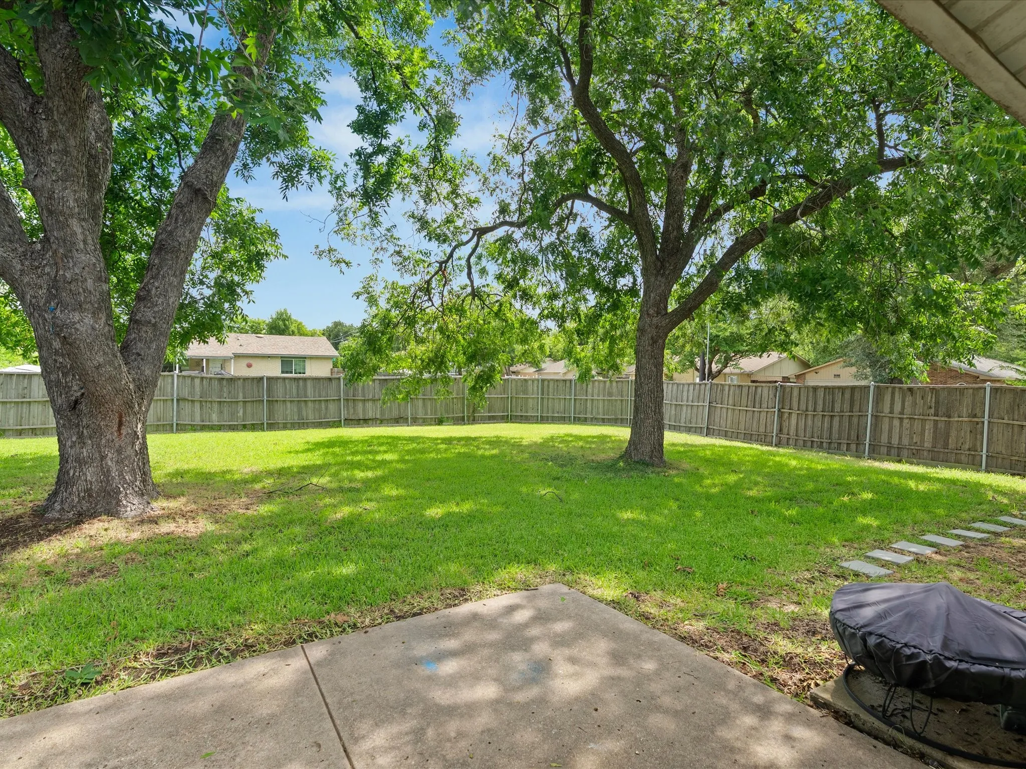 Single Family Residence For Sale in Dallas County , 4050 Salem Drive, Garland, Texas 75043, 3 Bedroom, 1 Bathroom, 1 Garage spaces, 1,261 Sqft, built in 1971, mls#21334042, Real Estate Agent in Garland, Homes For Sale in Dallas county, Homes For Sale in Garland, Realtor in Garland Texas, Real Estate Brokerage Independent Realty Texas, Luminita Cordes Realtor