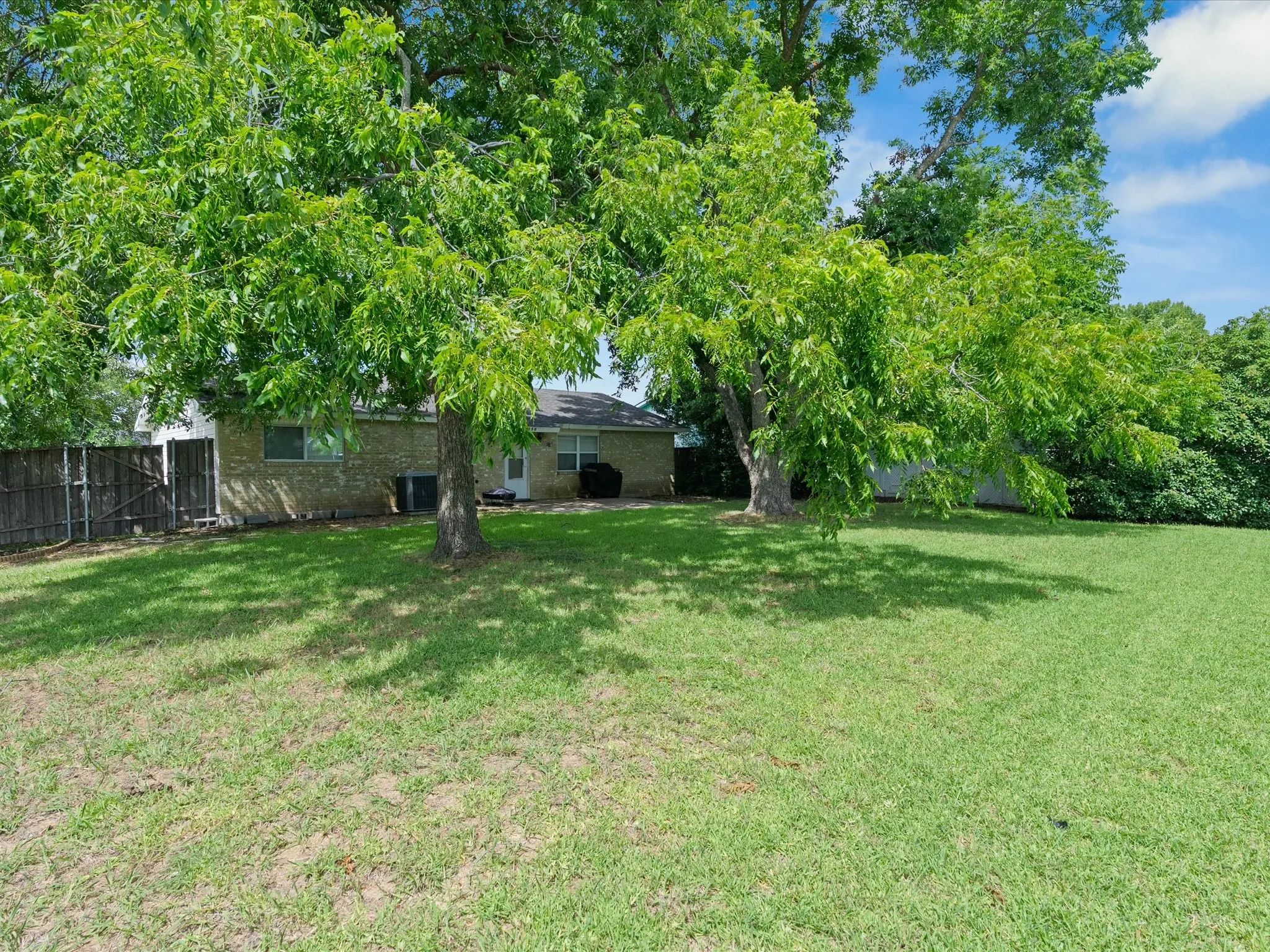 Single Family Residence For Sale in Dallas County , 4050 Salem Drive, Garland, Texas 75043, 3 Bedroom, 1 Bathroom, 1 Garage spaces, 1,261 Sqft, built in 1971, mls#21334042, Real Estate Agent in Garland, Homes For Sale in Dallas county, Homes For Sale in Garland, Realtor in Garland Texas, Real Estate Brokerage Independent Realty Texas, Luminita Cordes Realtor