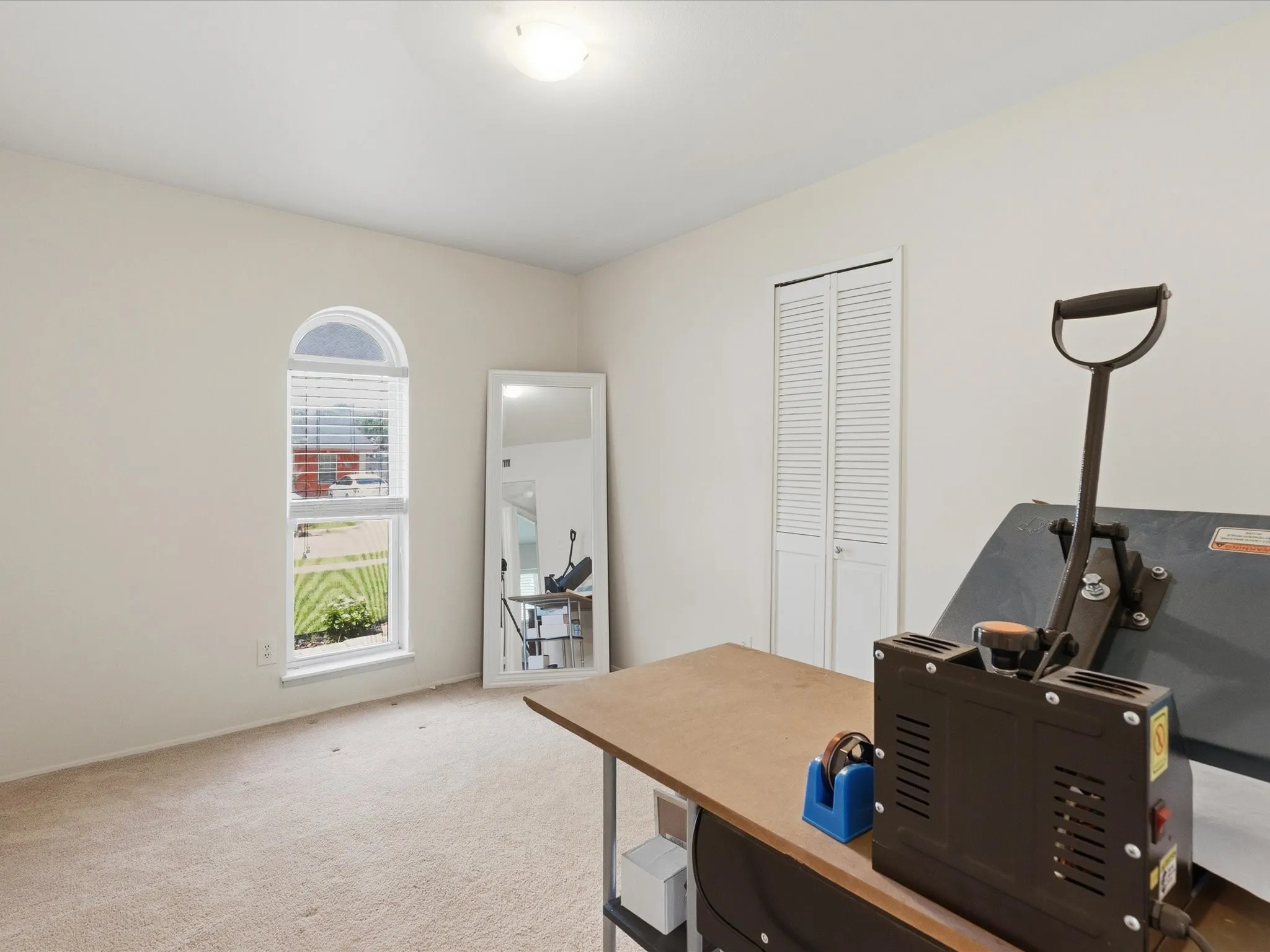 Single Family Residence For Sale in Dallas County , 4050 Salem Drive, Garland, Texas 75043, 3 Bedroom, 1 Bathroom, 1 Garage spaces, 1,261 Sqft, built in 1971, mls#21334042, Real Estate Agent in Garland, Homes For Sale in Dallas county, Homes For Sale in Garland, Realtor in Garland Texas, Real Estate Brokerage Independent Realty Texas, Luminita Cordes Realtor