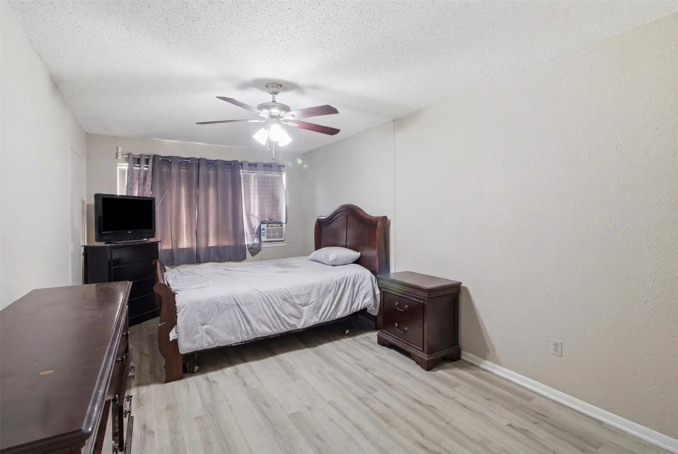 Single Family Residence For Sale in Dallas County , 6632 Emhouse Street, Dallas, Texas 75232, 4 Bedroom, 2 Bathroom, Garage spaces, 1,783 Sqft, built in 1949, mls#21332078, Real Estate Agent in Dallas, Homes For Sale in Dallas county, Homes For Sale in Dallas, Realtor in Dallas Texas, Real Estate Brokerage Independent Realty Texas, Luminita Cordes Realtor