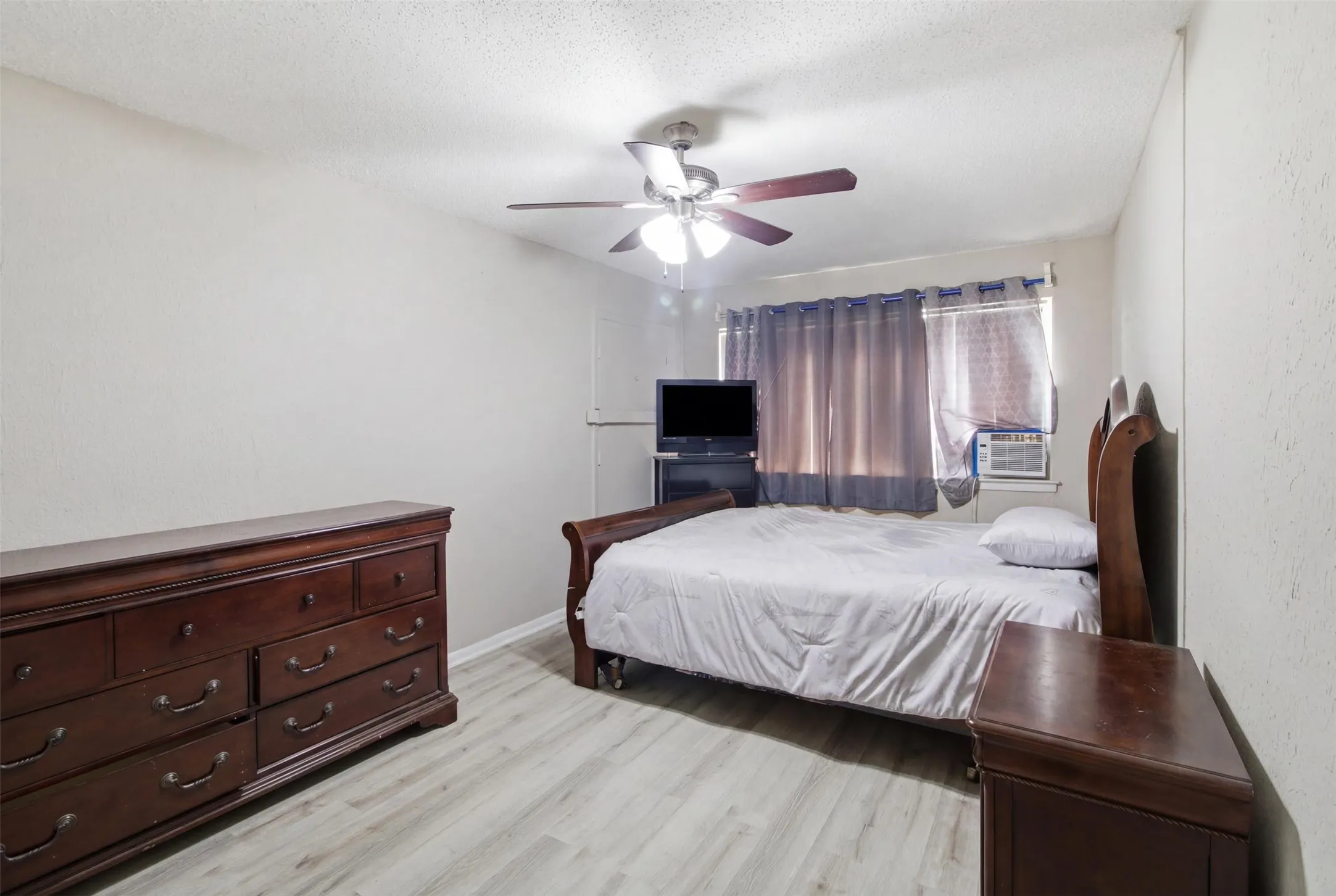 Single Family Residence For Sale in Dallas County , 6632 Emhouse Street, Dallas, Texas 75232, 4 Bedroom, 2 Bathroom, Garage spaces, 1,783 Sqft, built in 1949, mls#21332078, Real Estate Agent in Dallas, Homes For Sale in Dallas county, Homes For Sale in Dallas, Realtor in Dallas Texas, Real Estate Brokerage Independent Realty Texas, Luminita Cordes Realtor