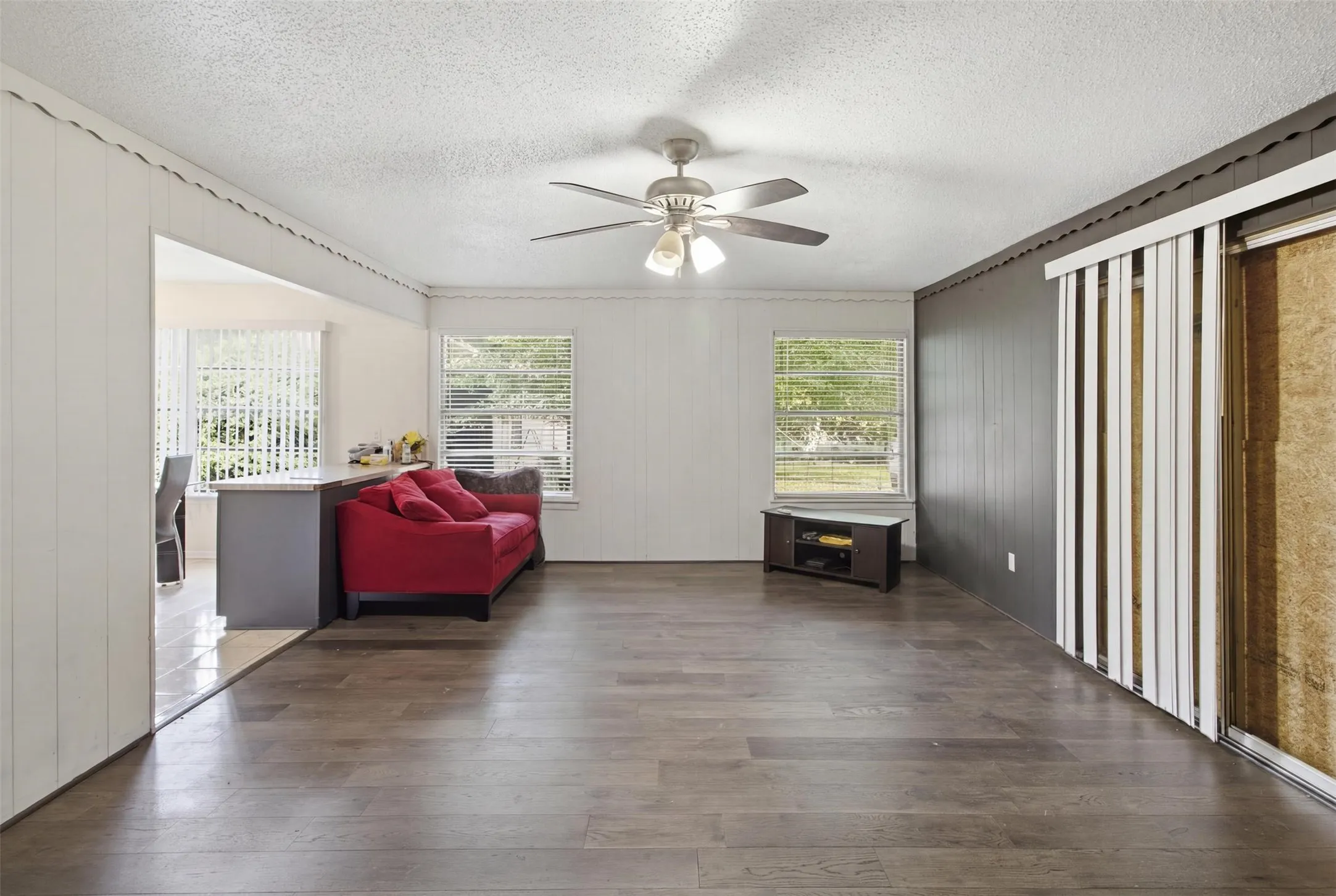 Single Family Residence For Sale in Dallas County , 6632 Emhouse Street, Dallas, Texas 75232, 4 Bedroom, 2 Bathroom, Garage spaces, 1,783 Sqft, built in 1949, mls#21332078, Real Estate Agent in Dallas, Homes For Sale in Dallas county, Homes For Sale in Dallas, Realtor in Dallas Texas, Real Estate Brokerage Independent Realty Texas, Luminita Cordes Realtor
