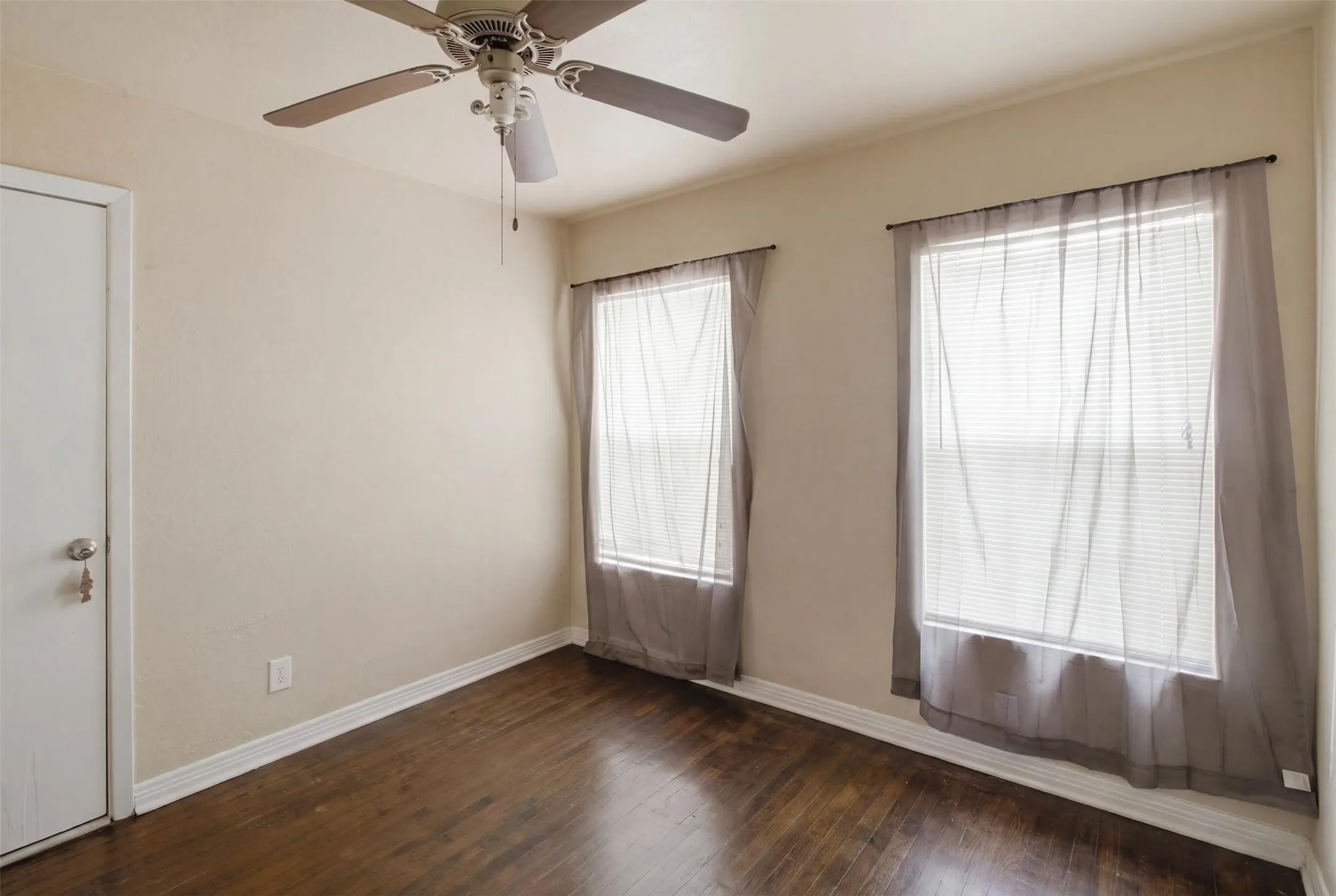 Single Family Residence For Sale in Dallas County , 6632 Emhouse Street, Dallas, Texas 75232, 4 Bedroom, 2 Bathroom, Garage spaces, 1,783 Sqft, built in 1949, mls#21332078, Real Estate Agent in Dallas, Homes For Sale in Dallas county, Homes For Sale in Dallas, Realtor in Dallas Texas, Real Estate Brokerage Independent Realty Texas, Luminita Cordes Realtor