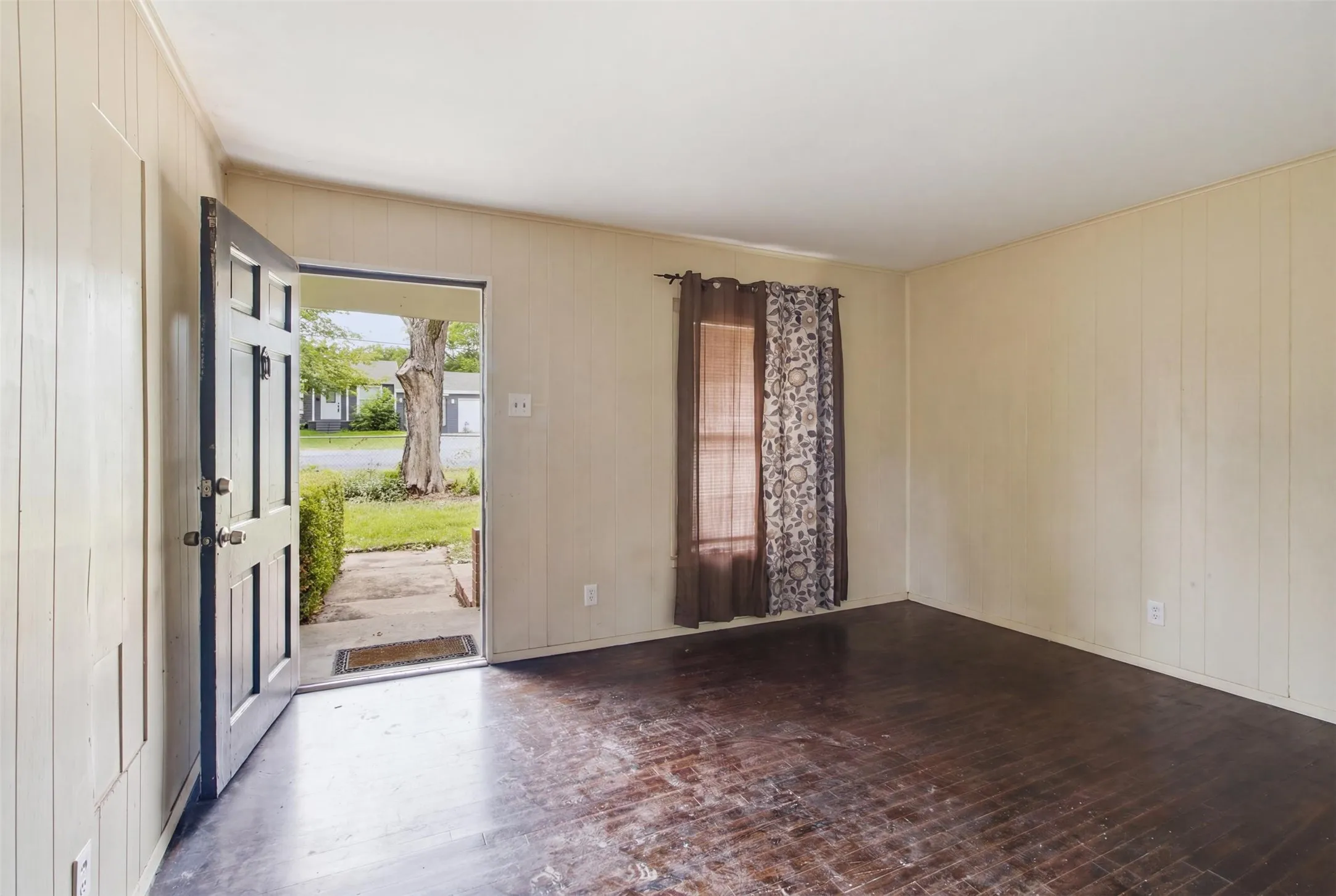 Single Family Residence For Sale in Dallas County , 6632 Emhouse Street, Dallas, Texas 75232, 4 Bedroom, 2 Bathroom, Garage spaces, 1,783 Sqft, built in 1949, mls#21332078, Real Estate Agent in Dallas, Homes For Sale in Dallas county, Homes For Sale in Dallas, Realtor in Dallas Texas, Real Estate Brokerage Independent Realty Texas, Luminita Cordes Realtor