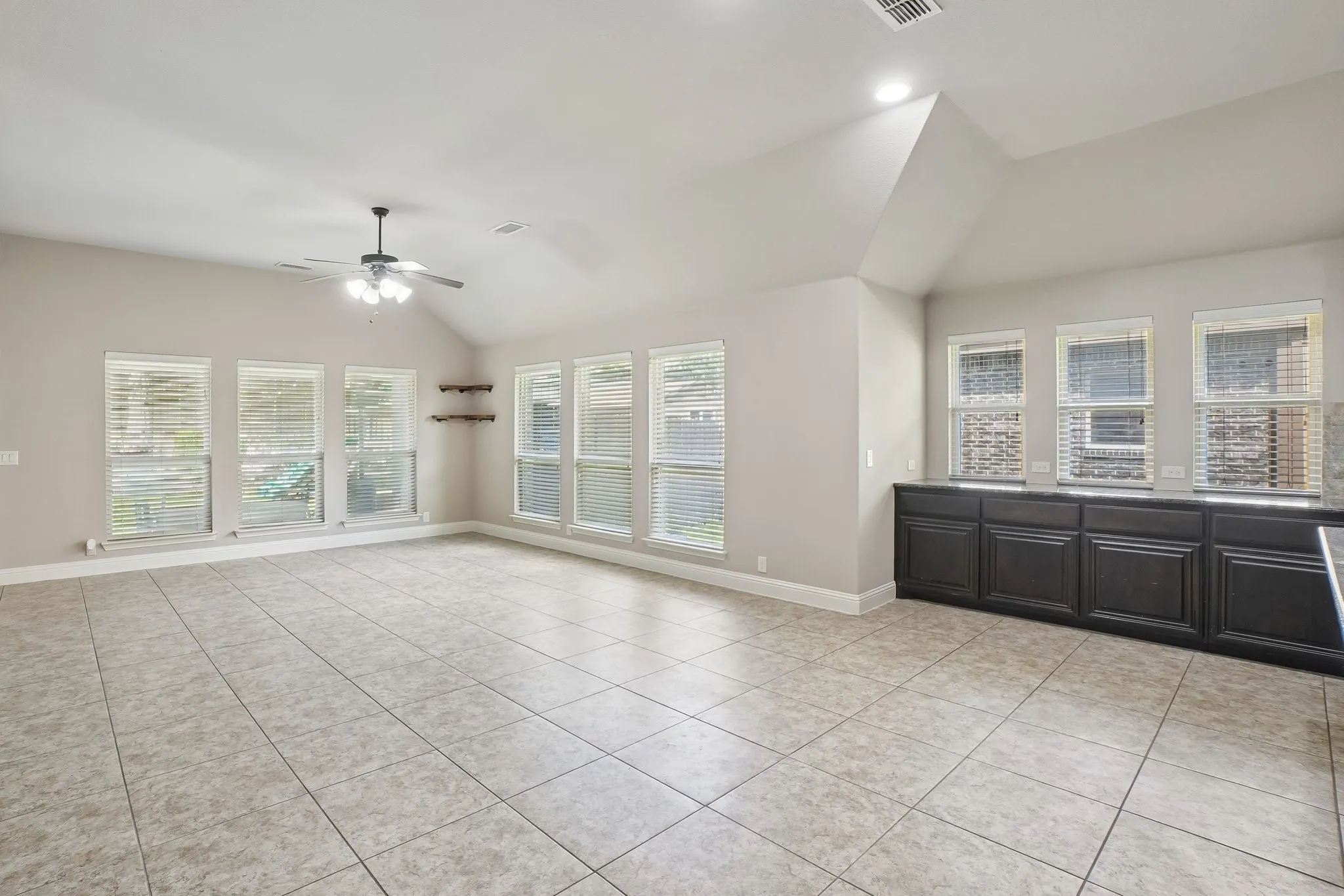 Single Family Residence For Sale in Collin County , 1075 Carpenter Court, Lavon, Texas 75166, 3 Bedroom, 2 Bathroom, 2 Garage spaces, 1,665 Sqft, built in 2014, mls#21332347, Real Estate Agent in Lavon, Homes For Sale in Collin county, Homes For Sale in Lavon, Realtor in Lavon Texas, Real Estate Brokerage Independent Realty Texas, Luminita Cordes Realtor