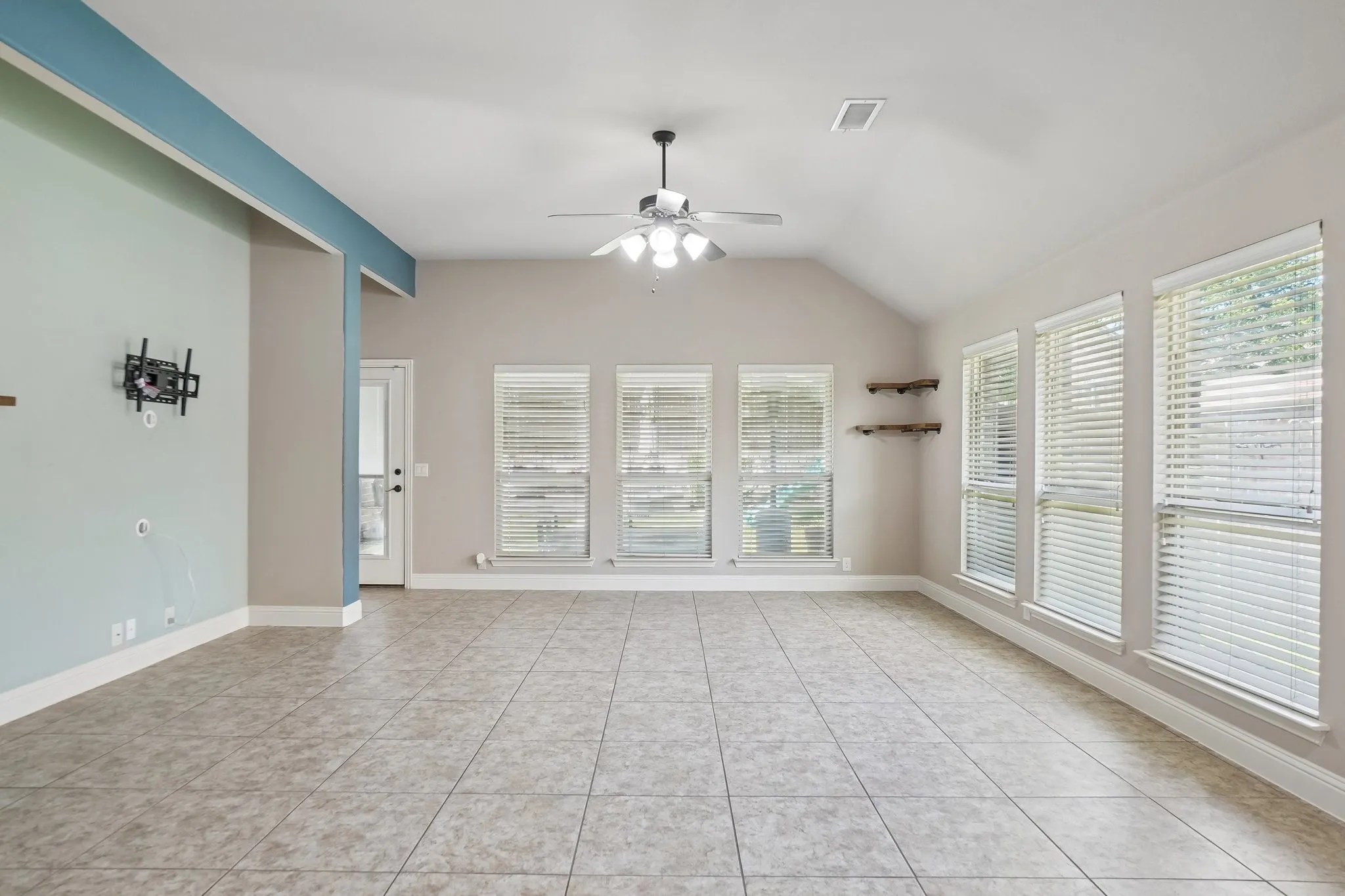 Single Family Residence For Sale in Collin County , 1075 Carpenter Court, Lavon, Texas 75166, 3 Bedroom, 2 Bathroom, 2 Garage spaces, 1,665 Sqft, built in 2014, mls#21332347, Real Estate Agent in Lavon, Homes For Sale in Collin county, Homes For Sale in Lavon, Realtor in Lavon Texas, Real Estate Brokerage Independent Realty Texas, Luminita Cordes Realtor