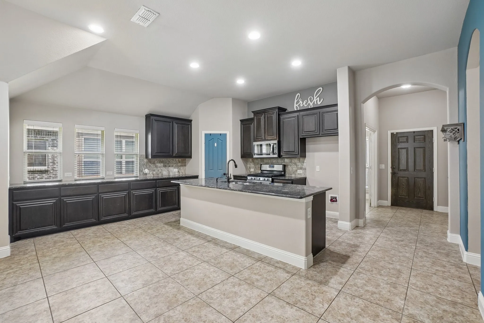 Single Family Residence For Sale in Collin County , 1075 Carpenter Court, Lavon, Texas 75166, 3 Bedroom, 2 Bathroom, 2 Garage spaces, 1,665 Sqft, built in 2014, mls#21332347, Real Estate Agent in Lavon, Homes For Sale in Collin county, Homes For Sale in Lavon, Realtor in Lavon Texas, Real Estate Brokerage Independent Realty Texas, Luminita Cordes Realtor