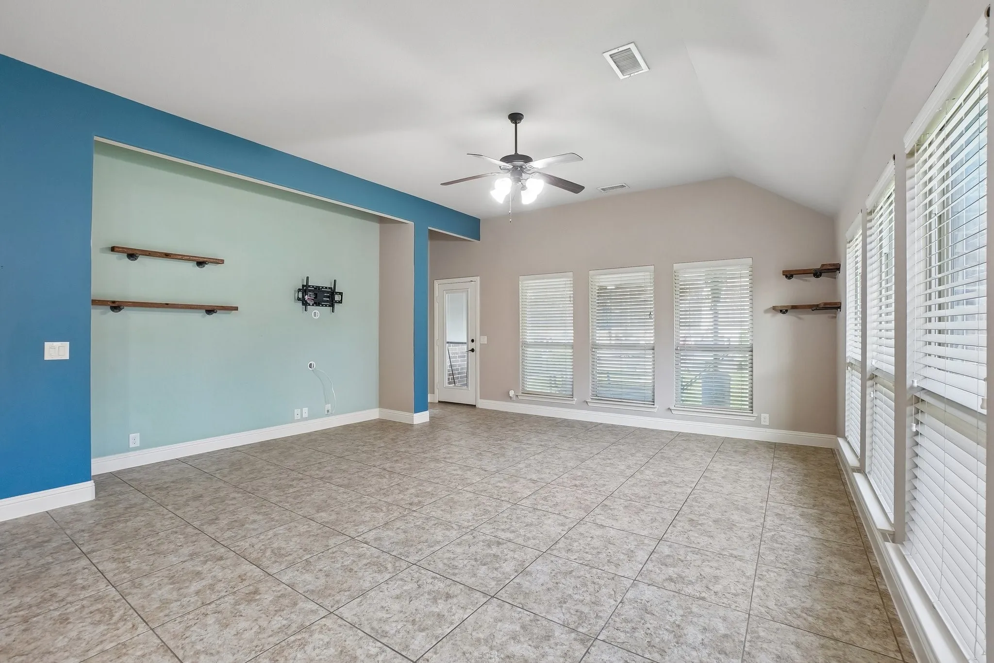 Single Family Residence For Sale in Collin County , 1075 Carpenter Court, Lavon, Texas 75166, 3 Bedroom, 2 Bathroom, 2 Garage spaces, 1,665 Sqft, built in 2014, mls#21332347, Real Estate Agent in Lavon, Homes For Sale in Collin county, Homes For Sale in Lavon, Realtor in Lavon Texas, Real Estate Brokerage Independent Realty Texas, Luminita Cordes Realtor