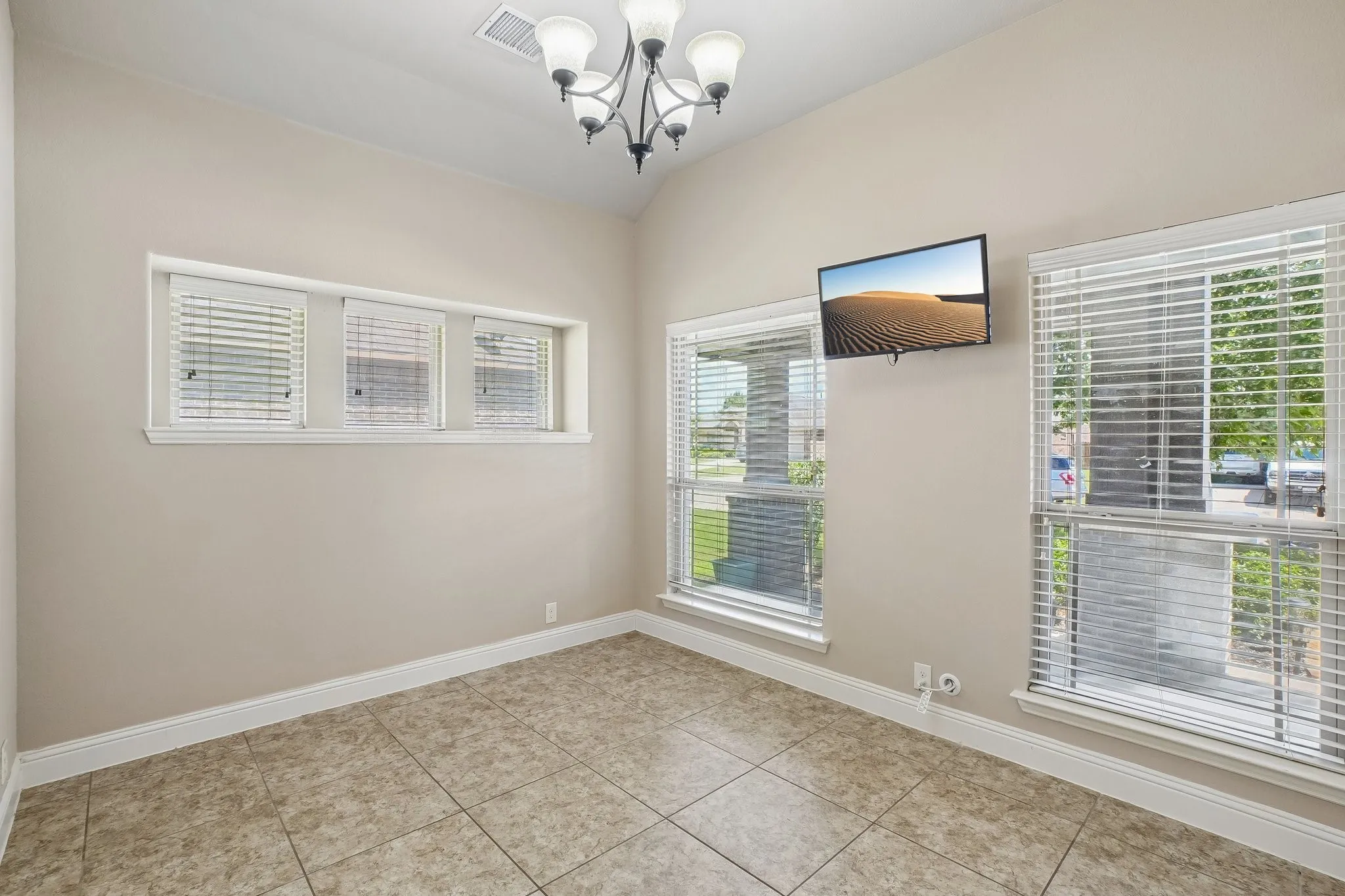 Single Family Residence For Sale in Collin County , 1075 Carpenter Court, Lavon, Texas 75166, 3 Bedroom, 2 Bathroom, 2 Garage spaces, 1,665 Sqft, built in 2014, mls#21332347, Real Estate Agent in Lavon, Homes For Sale in Collin county, Homes For Sale in Lavon, Realtor in Lavon Texas, Real Estate Brokerage Independent Realty Texas, Luminita Cordes Realtor
