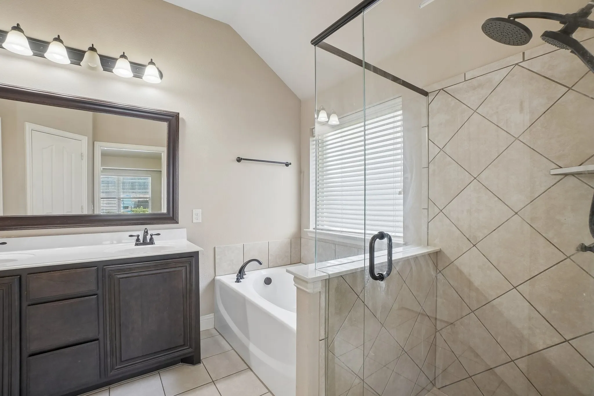 Single Family Residence For Sale in Collin County , 1075 Carpenter Court, Lavon, Texas 75166, 3 Bedroom, 2 Bathroom, 2 Garage spaces, 1,665 Sqft, built in 2014, mls#21332347, Real Estate Agent in Lavon, Homes For Sale in Collin county, Homes For Sale in Lavon, Realtor in Lavon Texas, Real Estate Brokerage Independent Realty Texas, Luminita Cordes Realtor