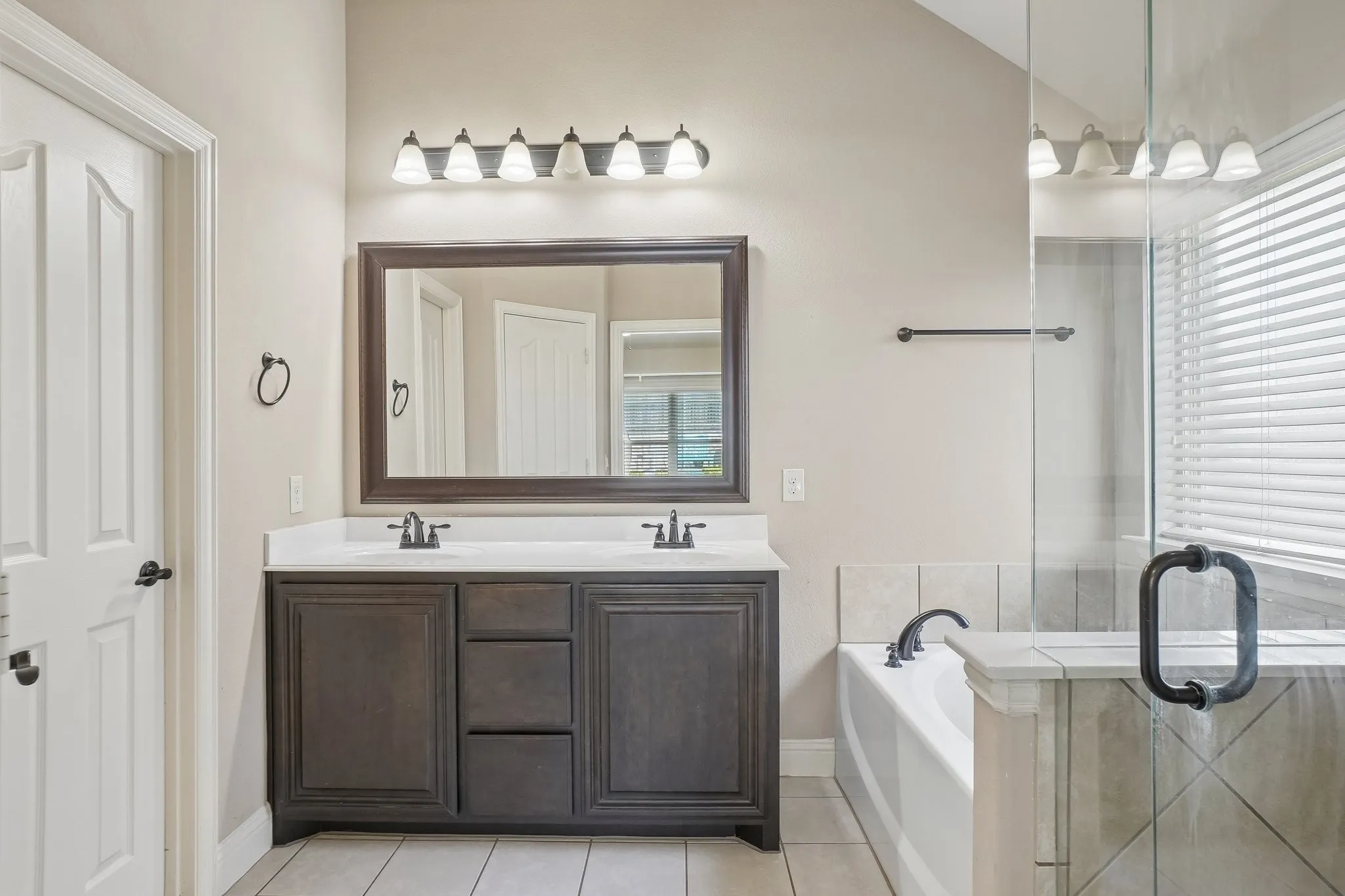 Single Family Residence For Sale in Collin County , 1075 Carpenter Court, Lavon, Texas 75166, 3 Bedroom, 2 Bathroom, 2 Garage spaces, 1,665 Sqft, built in 2014, mls#21332347, Real Estate Agent in Lavon, Homes For Sale in Collin county, Homes For Sale in Lavon, Realtor in Lavon Texas, Real Estate Brokerage Independent Realty Texas, Luminita Cordes Realtor
