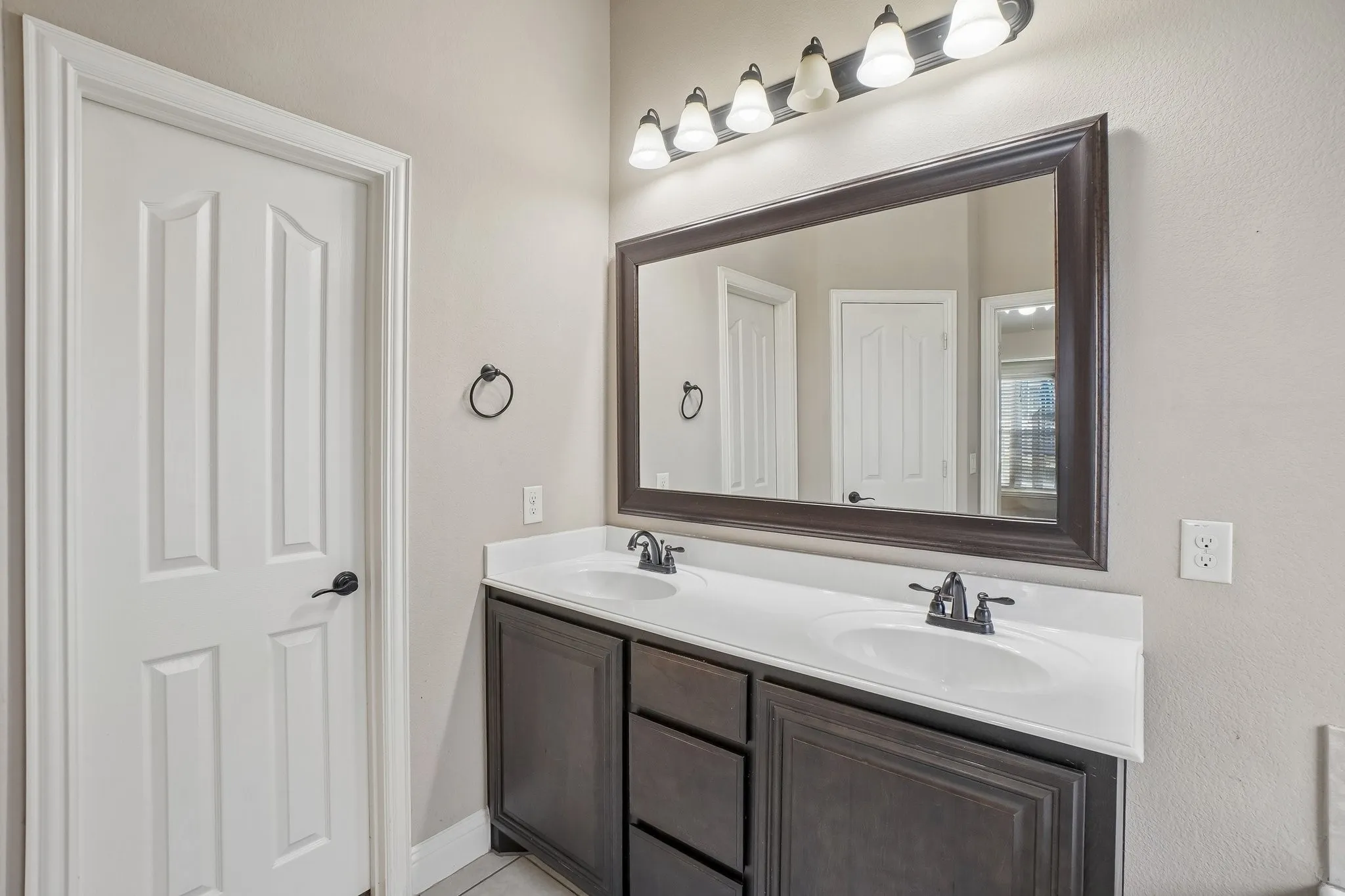 Single Family Residence For Sale in Collin County , 1075 Carpenter Court, Lavon, Texas 75166, 3 Bedroom, 2 Bathroom, 2 Garage spaces, 1,665 Sqft, built in 2014, mls#21332347, Real Estate Agent in Lavon, Homes For Sale in Collin county, Homes For Sale in Lavon, Realtor in Lavon Texas, Real Estate Brokerage Independent Realty Texas, Luminita Cordes Realtor