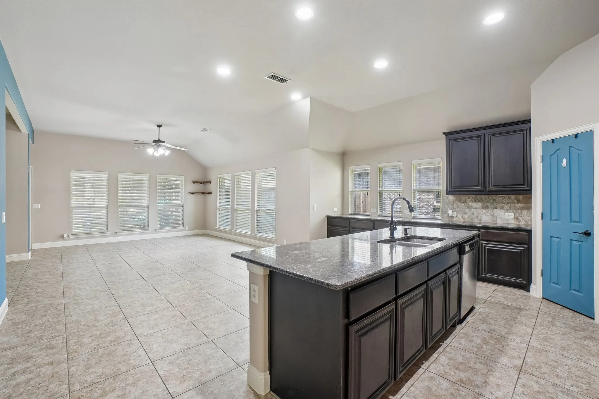 Single Family Residence For Sale in Collin County , 1075 Carpenter Court, Lavon, Texas 75166, 3 Bedroom, 2 Bathroom, 2 Garage spaces, 1,665 Sqft, built in 2014, mls#21332347, Real Estate Agent in Lavon, Homes For Sale in Collin county, Homes For Sale in Lavon, Realtor in Lavon Texas, Real Estate Brokerage Independent Realty Texas, Luminita Cordes Realtor