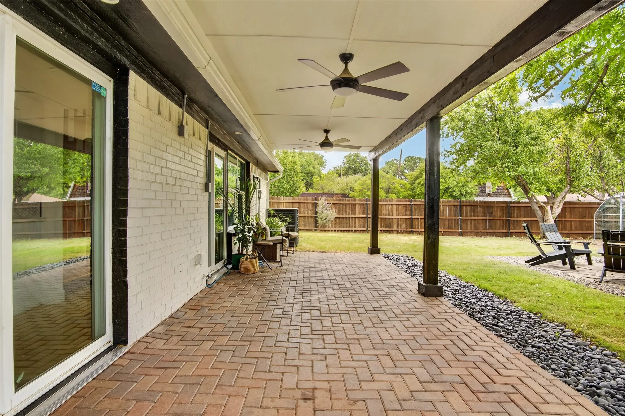 Large covered back patio with 2 ceiling fans.