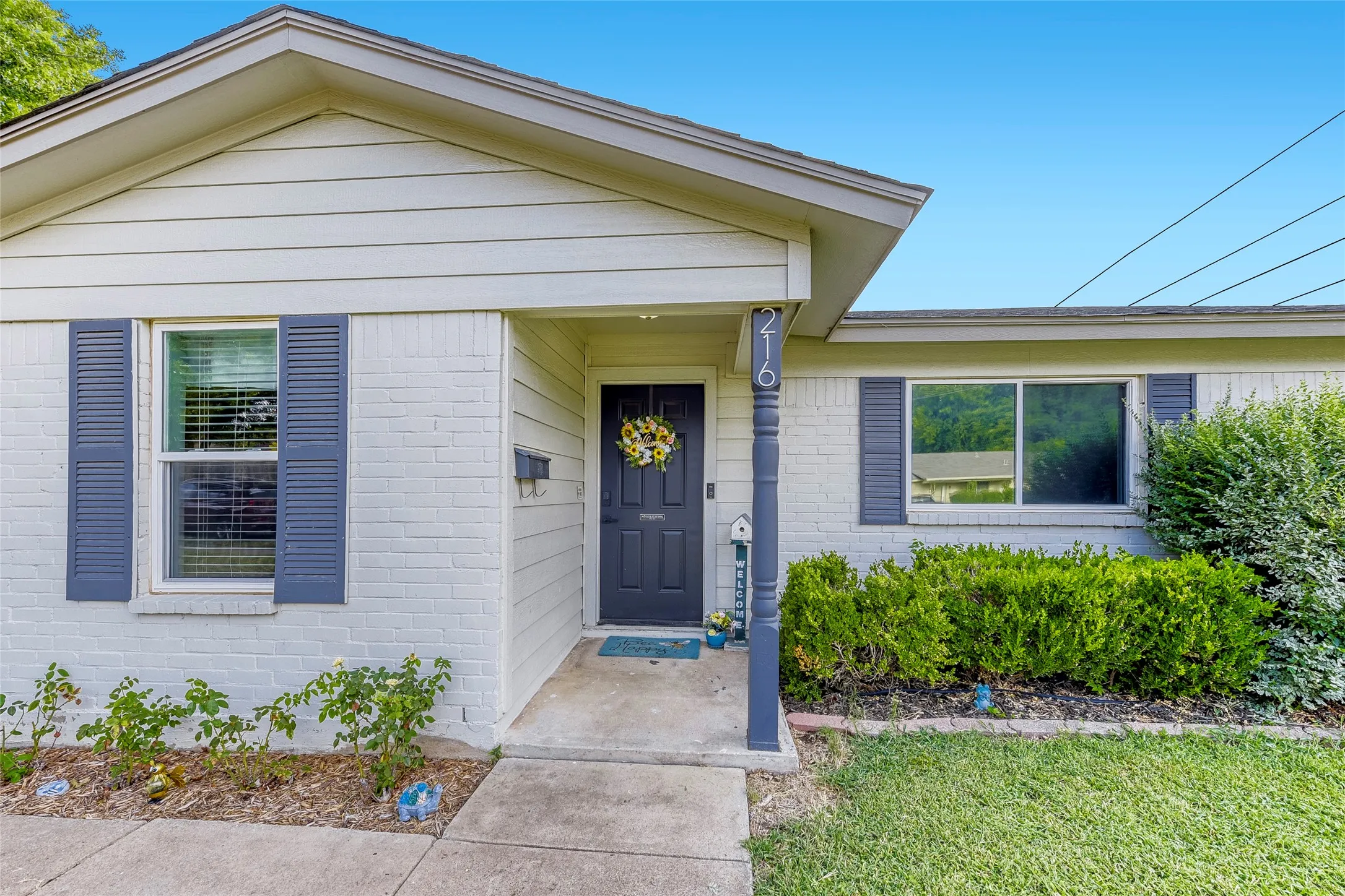 Single Family Residence For Sale in Tarrant County , 216 N Prairie View Road, Crowley, Texas 76036, 2 Bedrooms, 1 Bathroom, 1 Garage spaces, 1,097 Sqft, built in 1969, Price $224,999, mls#21330941, Real Estate Agent in Crowley, Homes For Sale in Tarrant county, Homes For Sale in Crowley, Realtor in Crowley Texas, Real Estate Brokerage Independent Realty Texas, Luminita Cordes Realtor