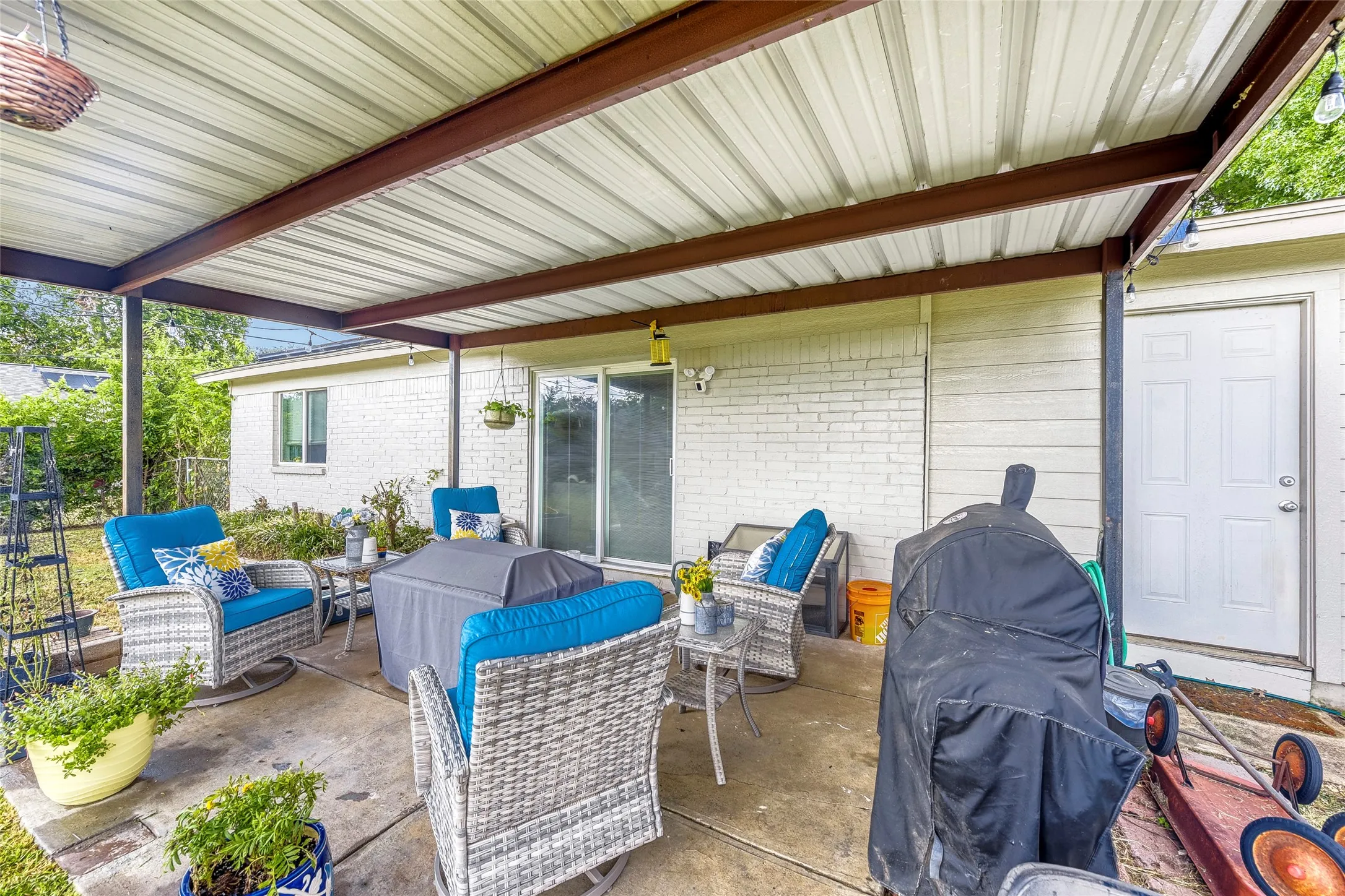 Single Family Residence For Sale in Tarrant County , 216 N Prairie View Road, Crowley, Texas 76036, 2 Bedrooms, 1 Bathroom, 1 Garage spaces, 1,097 Sqft, built in 1969, Price $224,999, mls#21330941, Real Estate Agent in Crowley, Homes For Sale in Tarrant county, Homes For Sale in Crowley, Realtor in Crowley Texas, Real Estate Brokerage Independent Realty Texas, Luminita Cordes Realtor