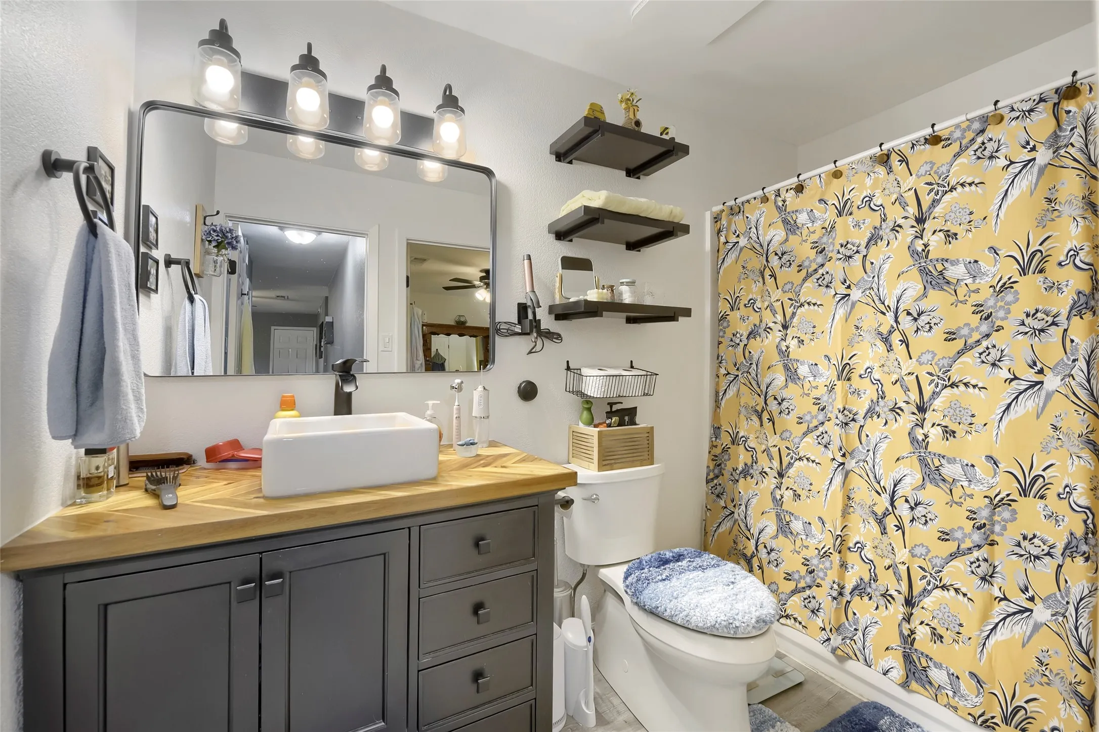 Single Family Residence For Sale in Tarrant County , 216 N Prairie View Road, Crowley, Texas 76036, 2 Bedrooms, 1 Bathroom, 1 Garage spaces, 1,097 Sqft, built in 1969, Price $224,999, mls#21330941, Real Estate Agent in Crowley, Homes For Sale in Tarrant county, Homes For Sale in Crowley, Realtor in Crowley Texas, Real Estate Brokerage Independent Realty Texas, Luminita Cordes Realtor