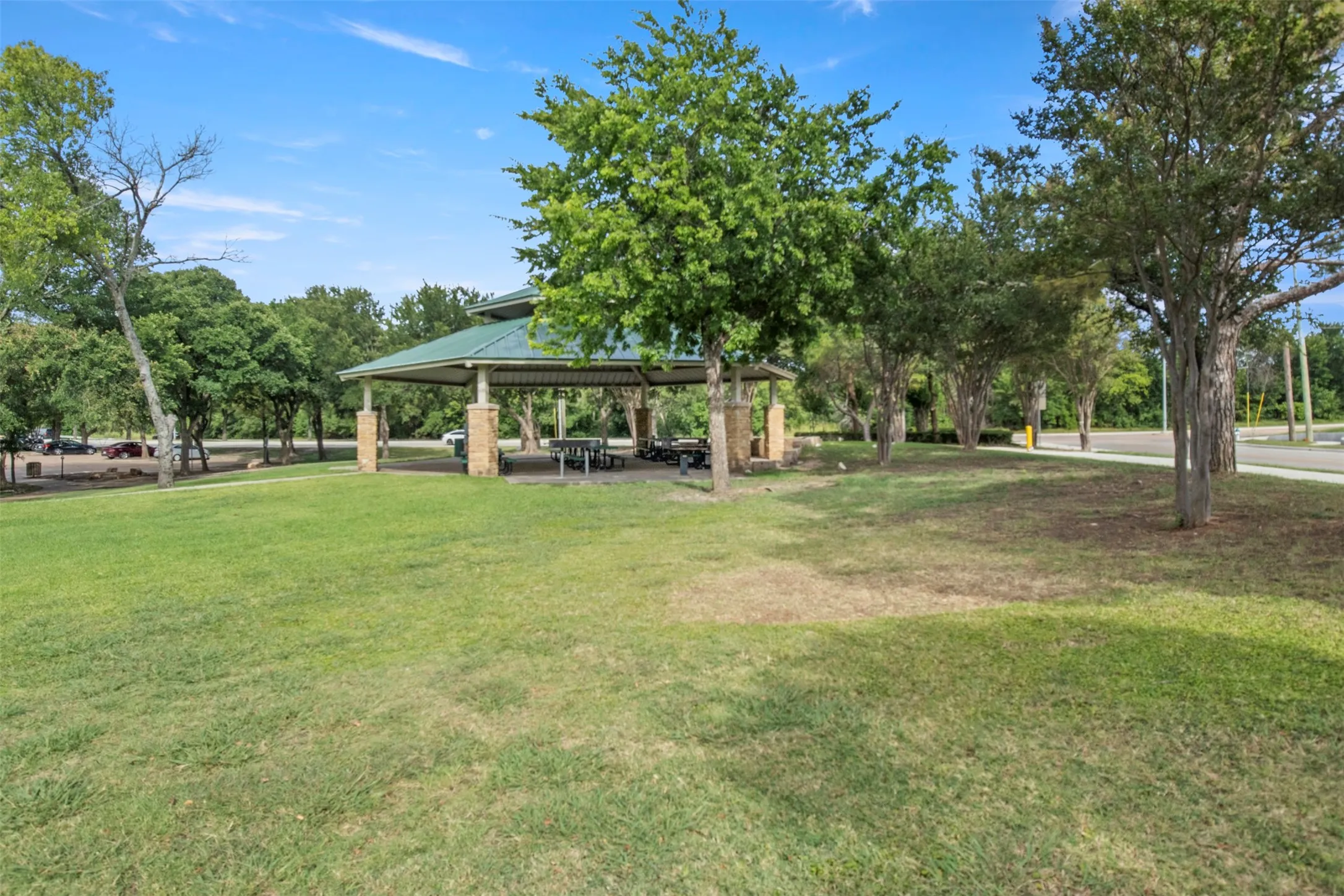 Single Family Residence For Sale in Dallas County , 1612 Huntington Drive, Mesquite, Texas 75149, 3 Bedroom, 2 Bathroom, 2 Garage spaces, 1,566 Sqft, built in 1987, mls#21333561, Real Estate Agent in Mesquite, Homes For Sale in Dallas county, Homes For Sale in Mesquite, Realtor in Mesquite Texas, Real Estate Brokerage Independent Realty Texas, Luminita Cordes Realtor