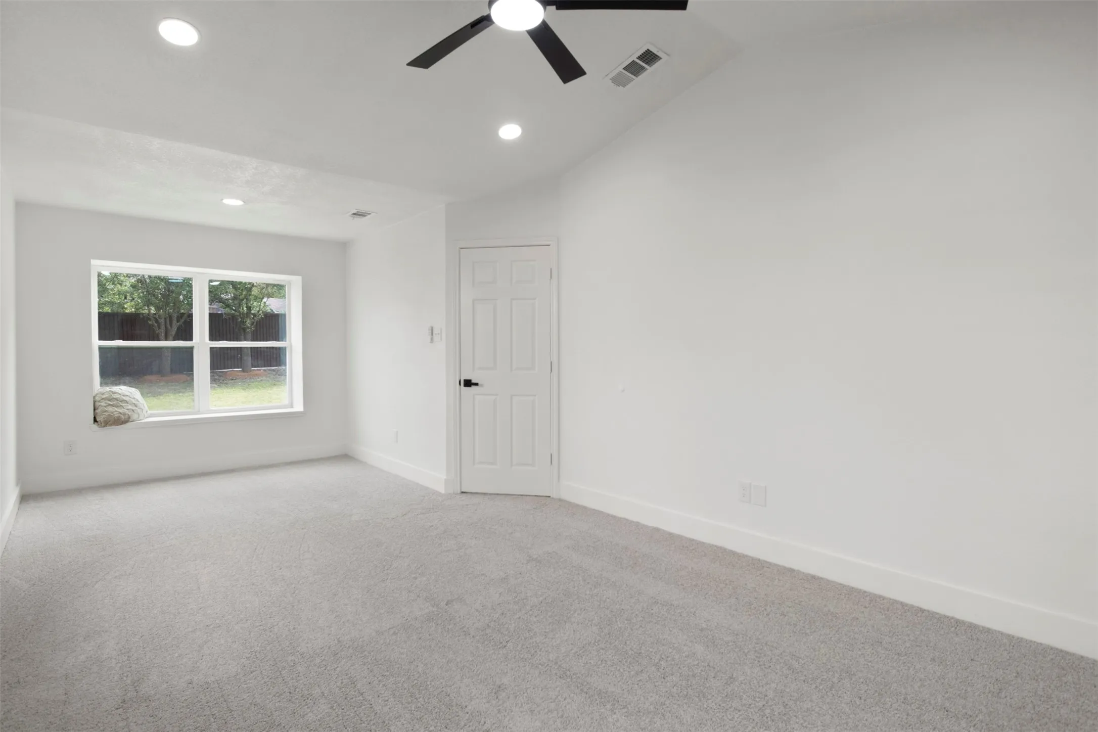 Single Family Residence For Sale in Dallas County , 1612 Huntington Drive, Mesquite, Texas 75149, 3 Bedroom, 2 Bathroom, 2 Garage spaces, 1,566 Sqft, built in 1987, mls#21333561, Real Estate Agent in Mesquite, Homes For Sale in Dallas county, Homes For Sale in Mesquite, Realtor in Mesquite Texas, Real Estate Brokerage Independent Realty Texas, Luminita Cordes Realtor
