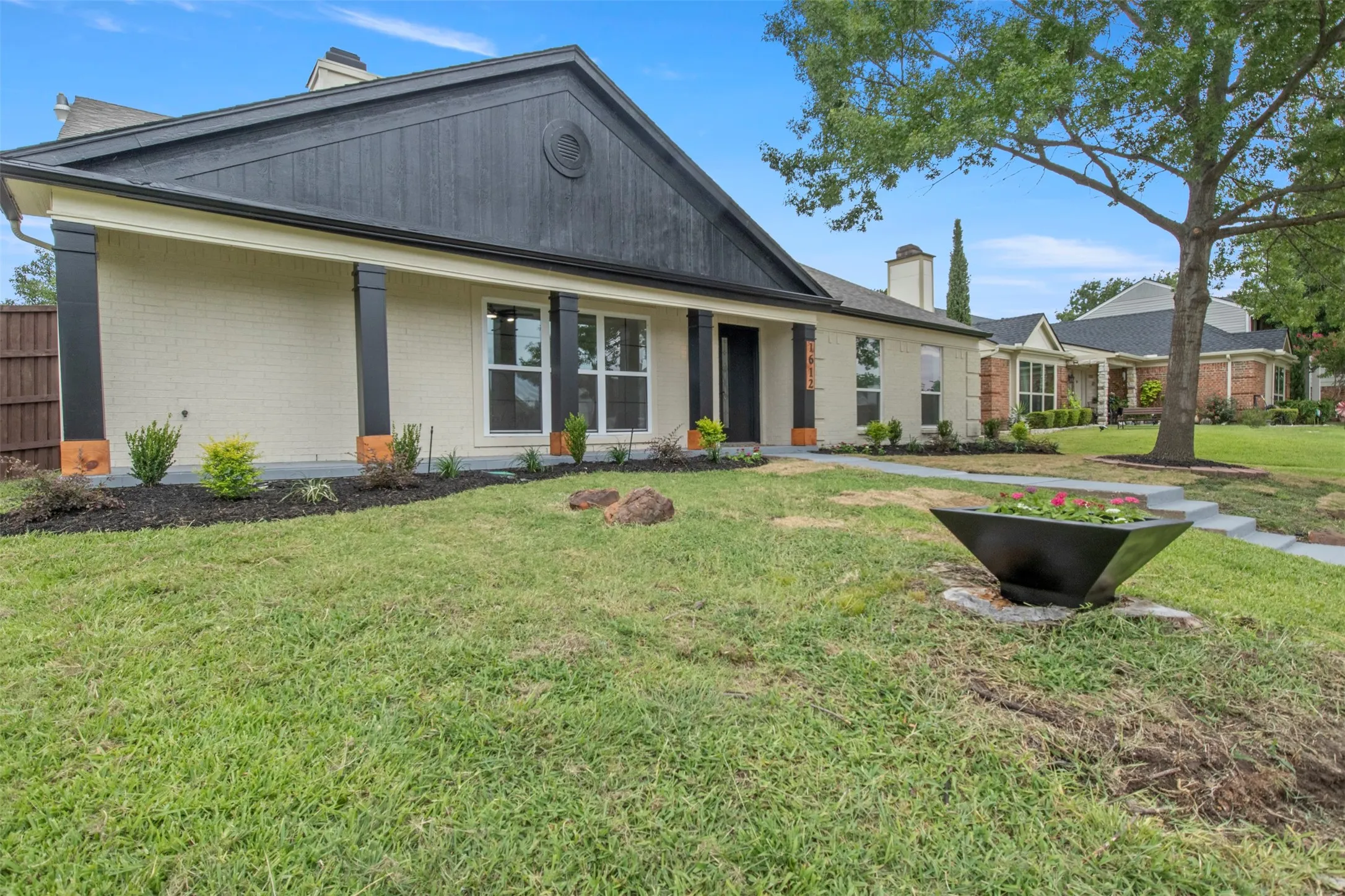 Single Family Residence For Sale in Dallas County , 1612 Huntington Drive, Mesquite, Texas 75149, 3 Bedroom, 2 Bathroom, 2 Garage spaces, 1,566 Sqft, built in 1987, mls#21333561, Real Estate Agent in Mesquite, Homes For Sale in Dallas county, Homes For Sale in Mesquite, Realtor in Mesquite Texas, Real Estate Brokerage Independent Realty Texas, Luminita Cordes Realtor