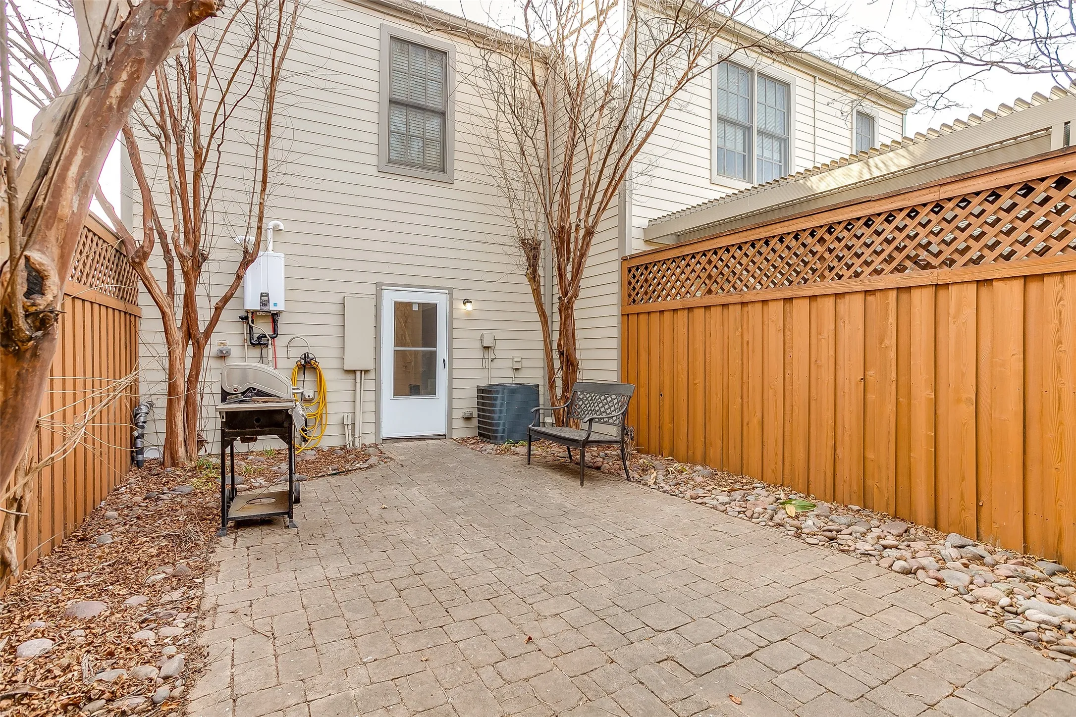 Townhouse For Rent in Tarrant County , 1211 S Adams Street, Fort Worth, Texas 76104, 2 Bedroom, 3 Bathroom, 2 Garage spaces, 1,338 Sqft, built in 2005, mls#21330167, Real Estate Agent in Fort Worth, Homes For Rent in Tarrant county, Homes For Rent in Fort Worth, Realtor in Fort Worth Texas, Real Estate Brokerage Independent Realty Texas, Luminita Cordes Realtor