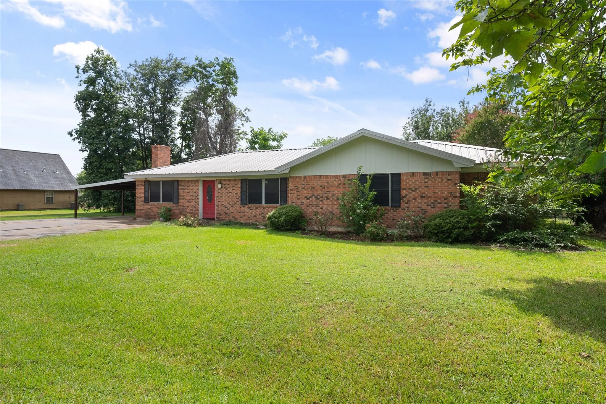 Single Family Residence For Sale in Freestone County , 701 Kelly Street, Fairfield, Texas 75840, 3 Bedrooms, 2 Bathrooms, Garage spaces, 1,764 Sqft, built in 1978, Price $210,000, mls#21331350, Real Estate Agent in Fairfield, Homes For Sale in Freestone county, Homes For Sale in Fairfield, Realtor in Fairfield Texas, Real Estate Brokerage Independent Realty Texas, Luminita Cordes Realtor