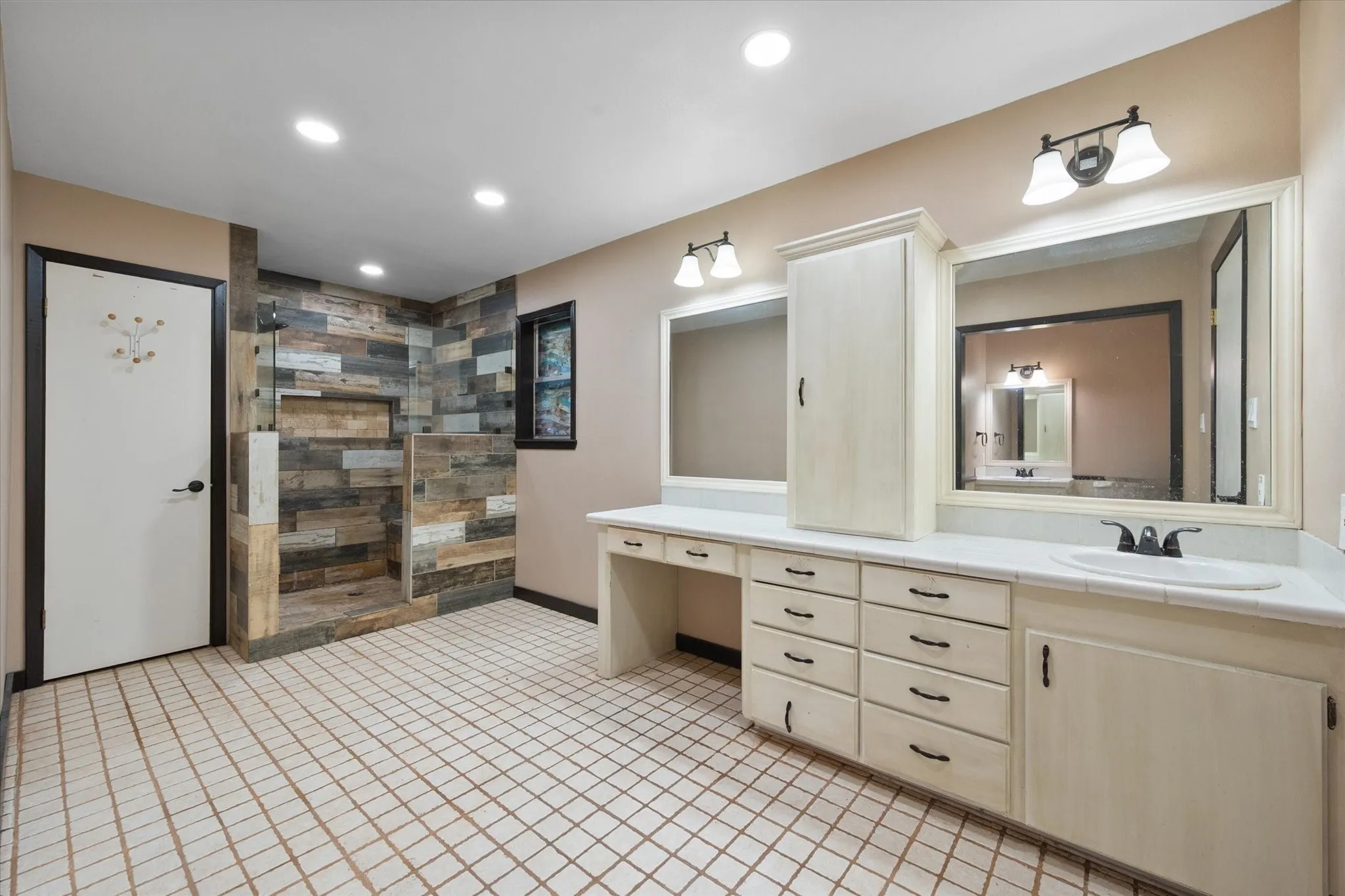 Single Family Residence For Sale in Freestone County , 701 Kelly Street, Fairfield, Texas 75840, 3 Bedrooms, 2 Bathrooms, Garage spaces, 1,764 Sqft, built in 1978, Price $210,000, mls#21331350, Real Estate Agent in Fairfield, Homes For Sale in Freestone county, Homes For Sale in Fairfield, Realtor in Fairfield Texas, Real Estate Brokerage Independent Realty Texas, Luminita Cordes Realtor