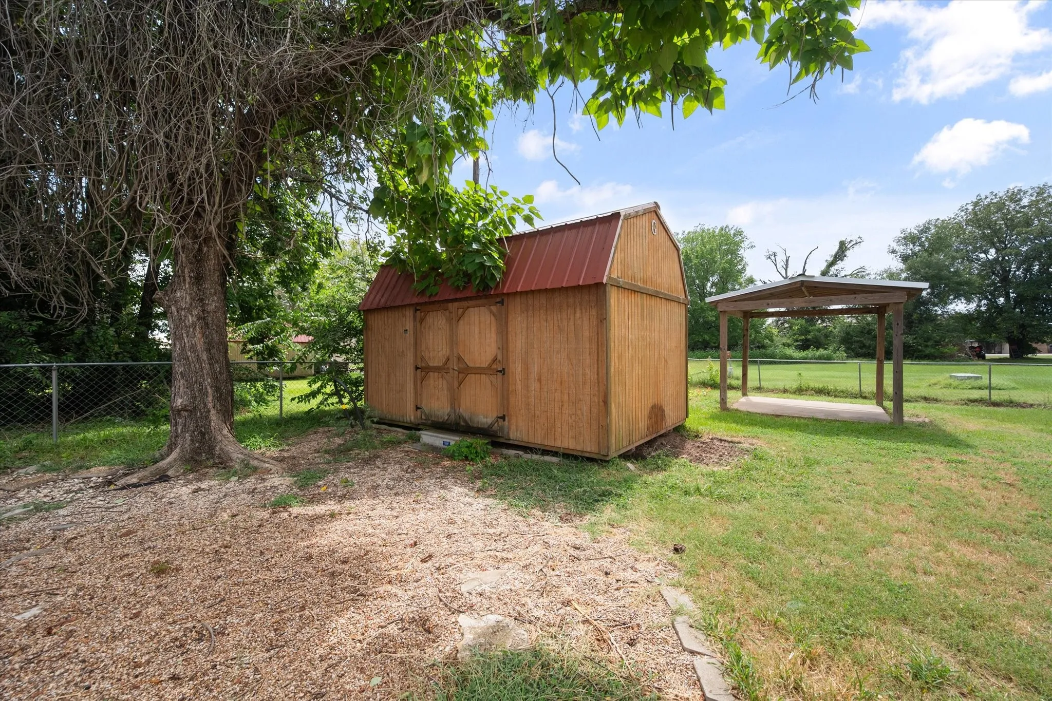 Single Family Residence For Sale in Freestone County , 701 Kelly Street, Fairfield, Texas 75840, 3 Bedrooms, 2 Bathrooms, Garage spaces, 1,764 Sqft, built in 1978, Price $210,000, mls#21331350, Real Estate Agent in Fairfield, Homes For Sale in Freestone county, Homes For Sale in Fairfield, Realtor in Fairfield Texas, Real Estate Brokerage Independent Realty Texas, Luminita Cordes Realtor