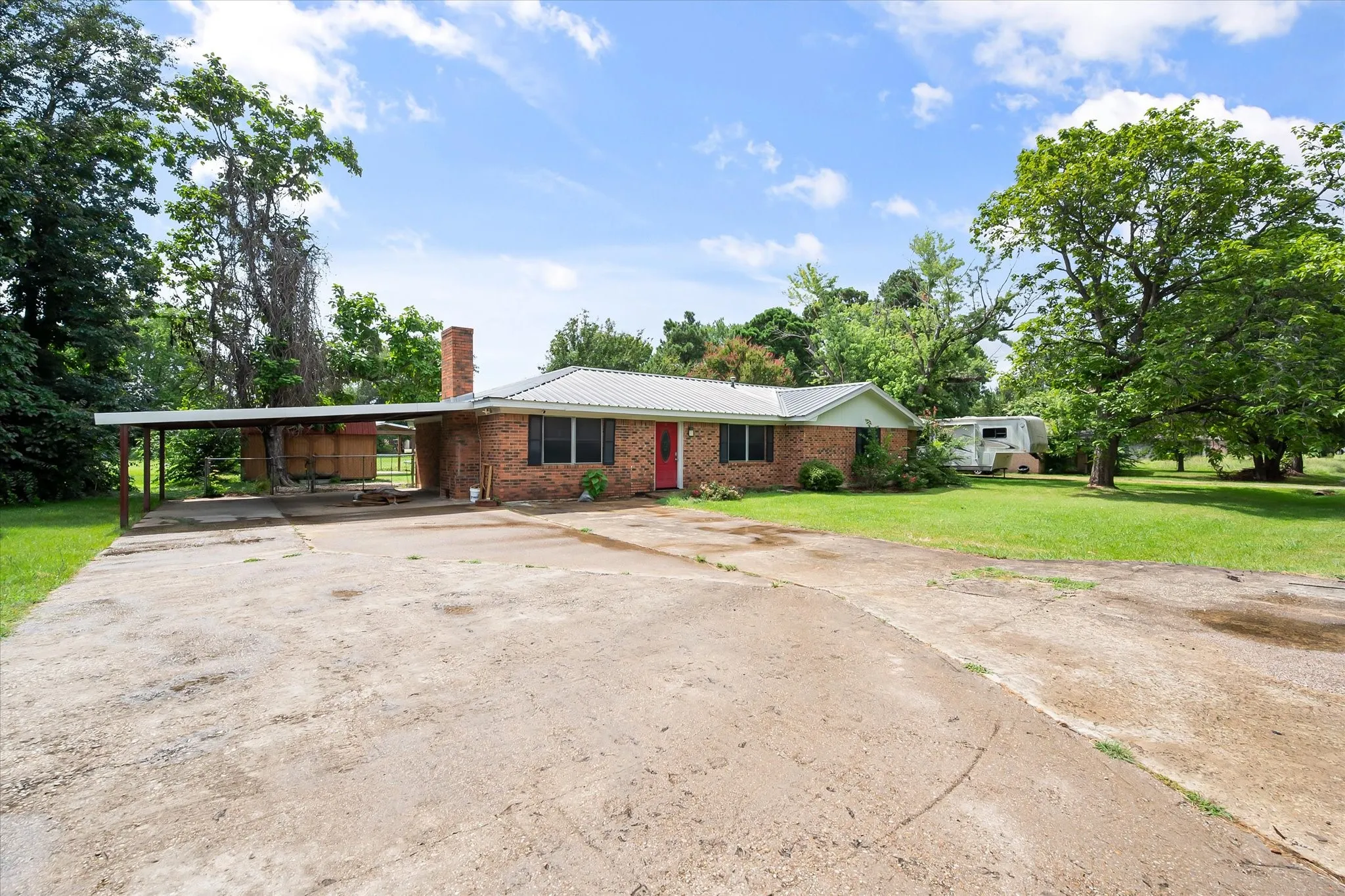 Single Family Residence For Sale in Freestone County , 701 Kelly Street, Fairfield, Texas 75840, 3 Bedrooms, 2 Bathrooms, Garage spaces, 1,764 Sqft, built in 1978, Price $210,000, mls#21331350, Real Estate Agent in Fairfield, Homes For Sale in Freestone county, Homes For Sale in Fairfield, Realtor in Fairfield Texas, Real Estate Brokerage Independent Realty Texas, Luminita Cordes Realtor
