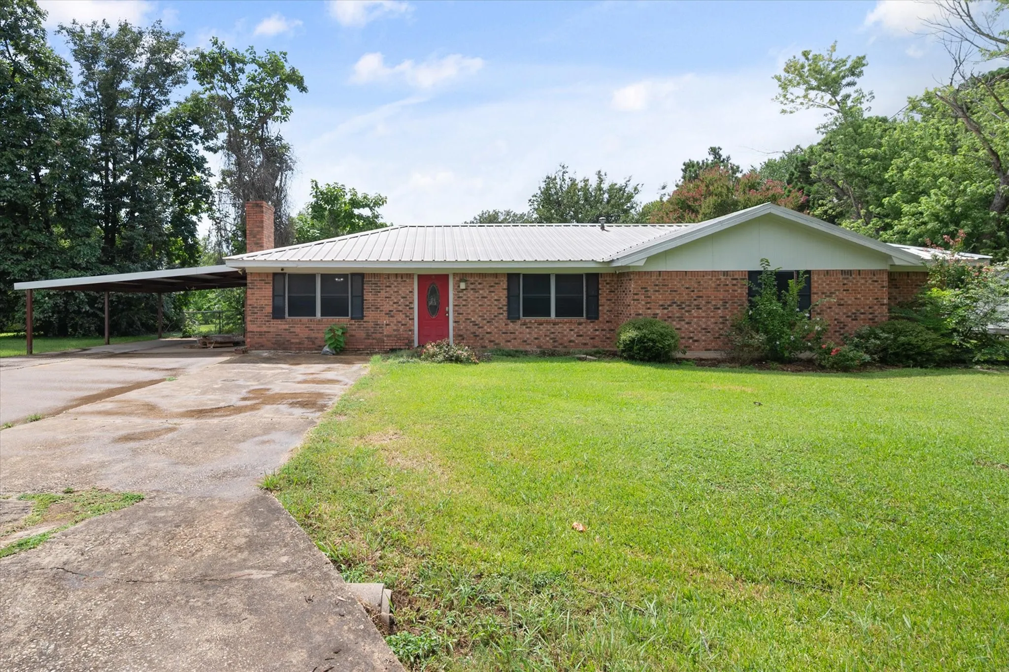 Single Family Residence For Sale in Freestone County , 701 Kelly Street, Fairfield, Texas 75840, 3 Bedrooms, 2 Bathrooms, Garage spaces, 1,764 Sqft, built in 1978, Price $210,000, mls#21331350, Real Estate Agent in Fairfield, Homes For Sale in Freestone county, Homes For Sale in Fairfield, Realtor in Fairfield Texas, Real Estate Brokerage Independent Realty Texas, Luminita Cordes Realtor